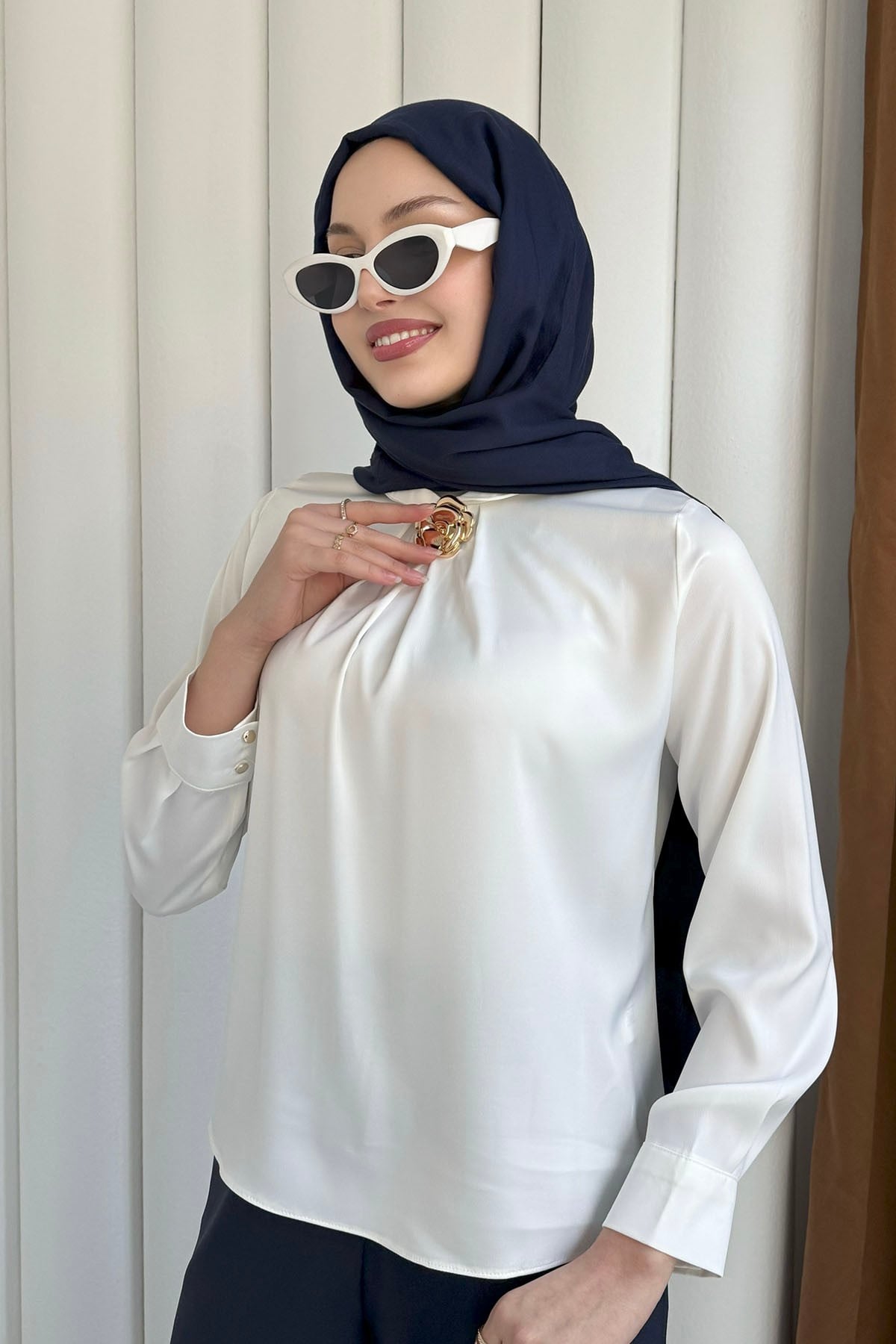 Hakim Yaka Broş Detaylı Saten Bluz-BEYAZ