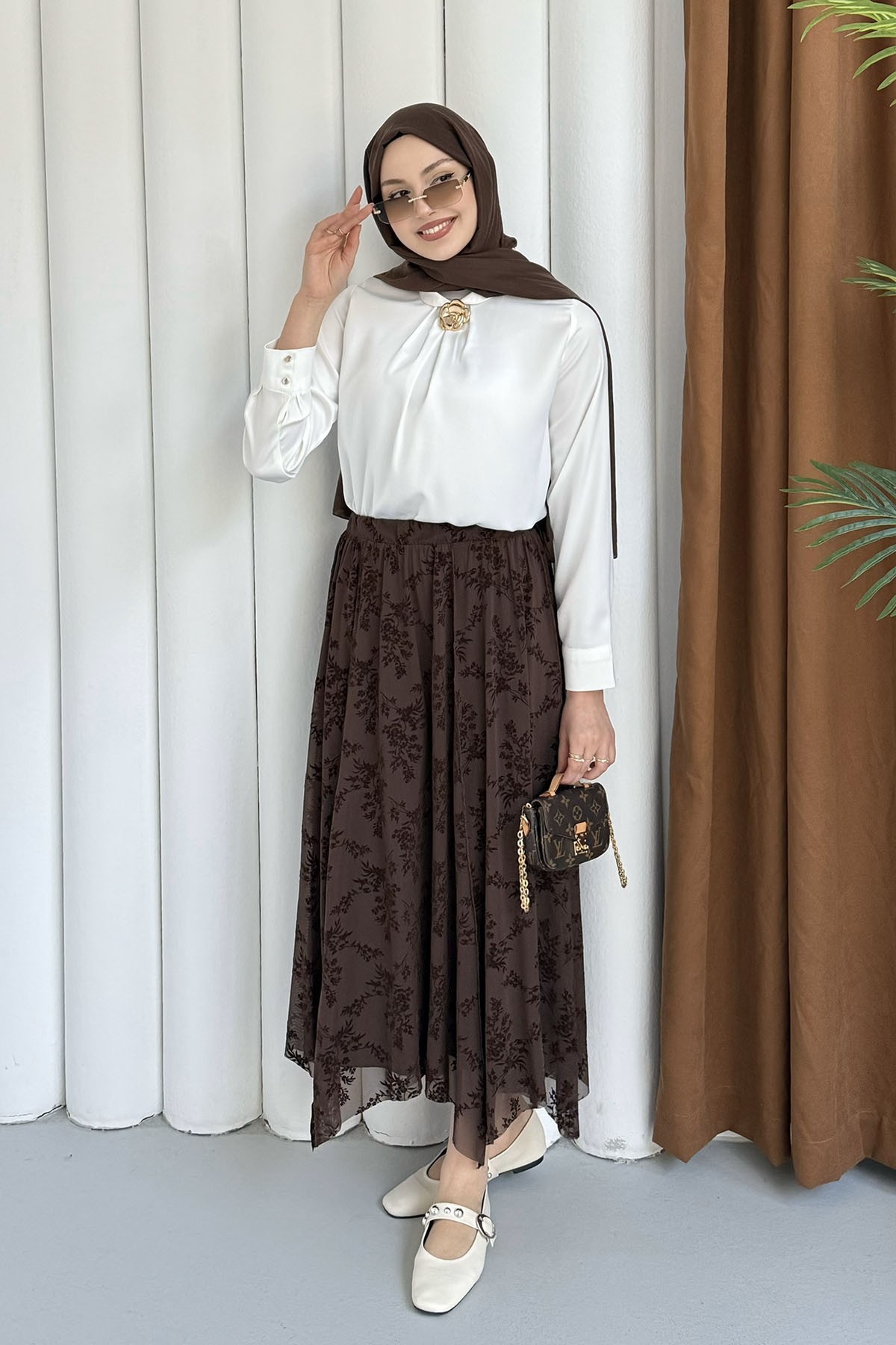 Hakim Yaka Broş Detaylı Saten Bluz-BEYAZ