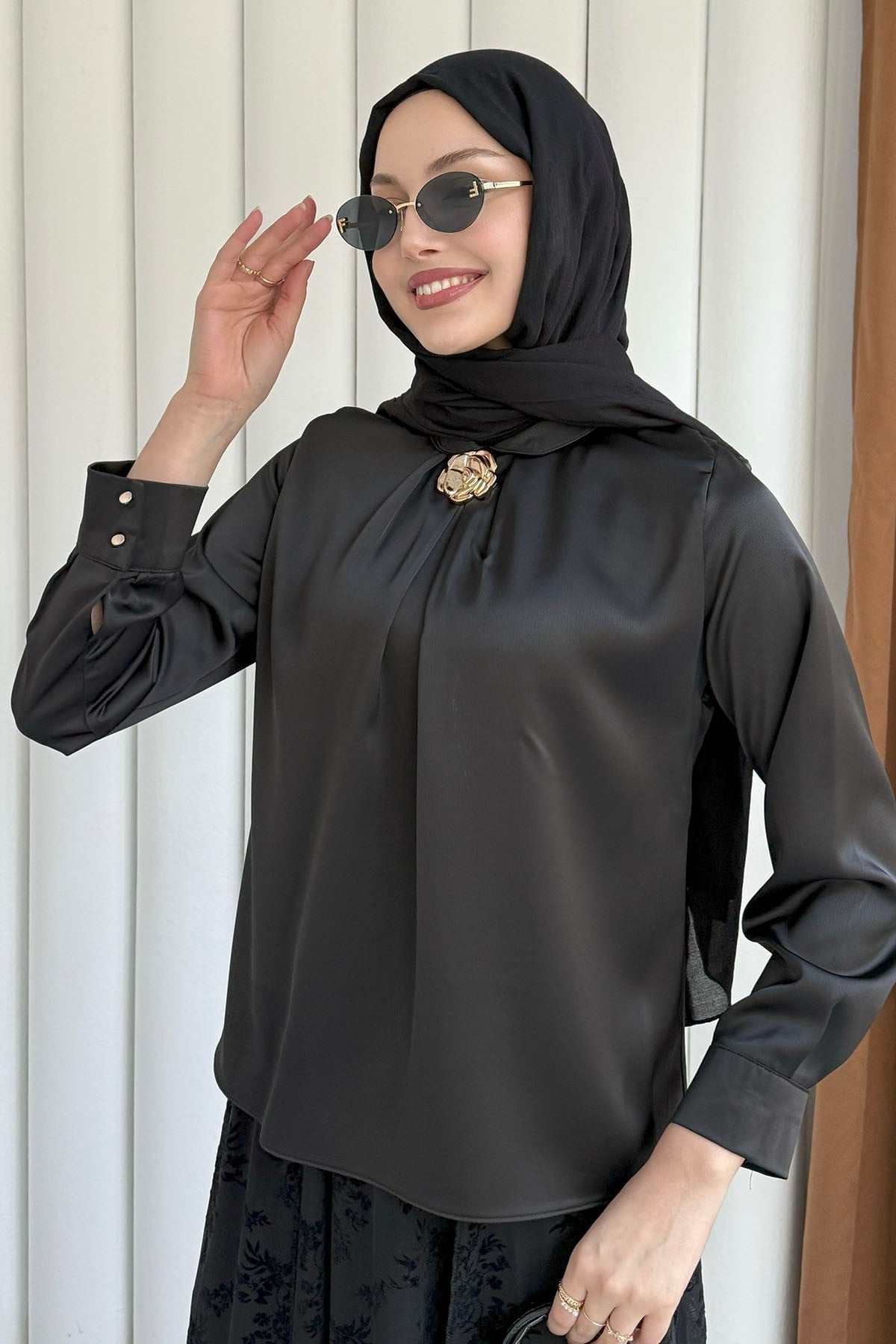 Hakim Yaka Broş Detaylı Saten Bluz-SİYAH