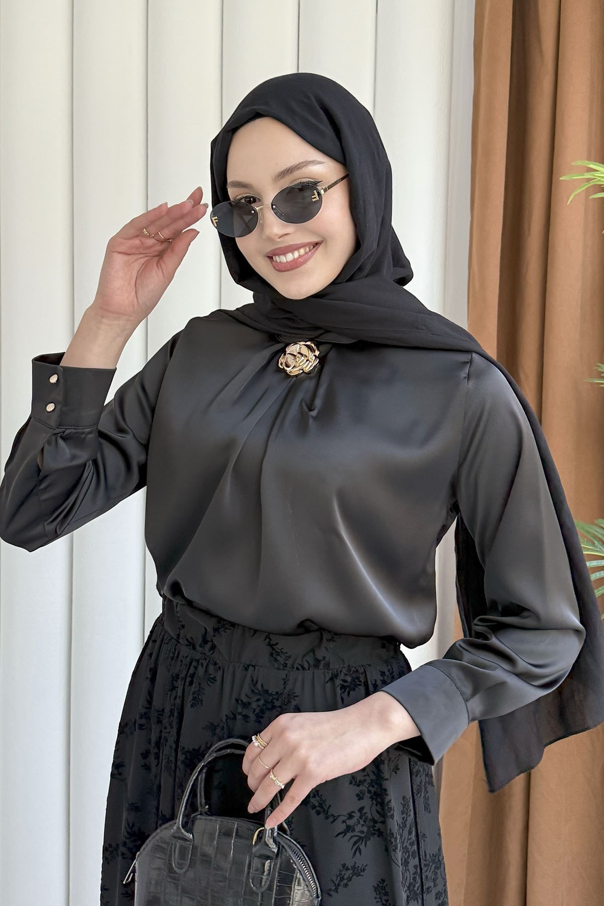 Hakim Yaka Broş Detaylı Saten Bluz-SİYAH