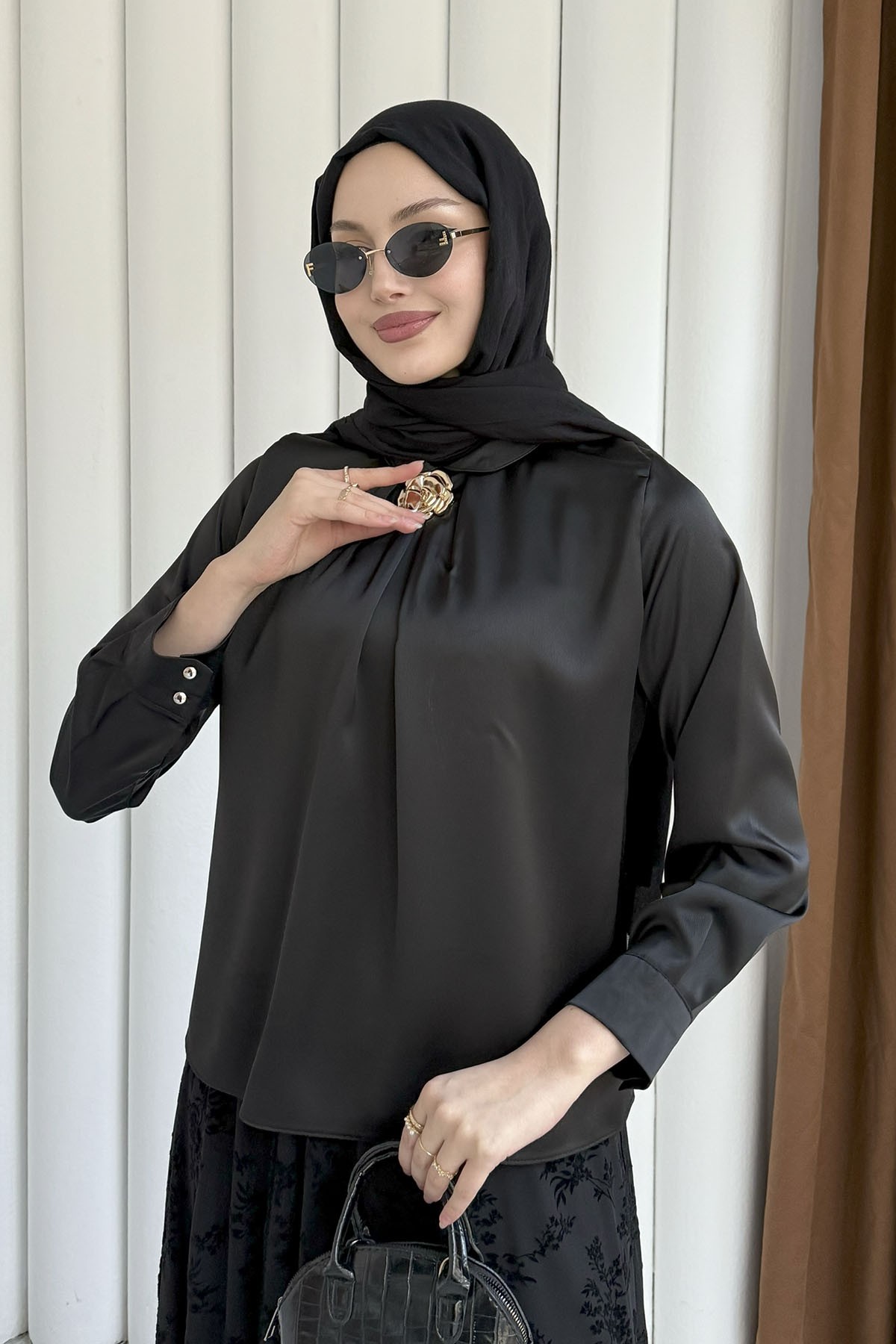 Hakim Yaka Broş Detaylı Saten Bluz-SİYAH