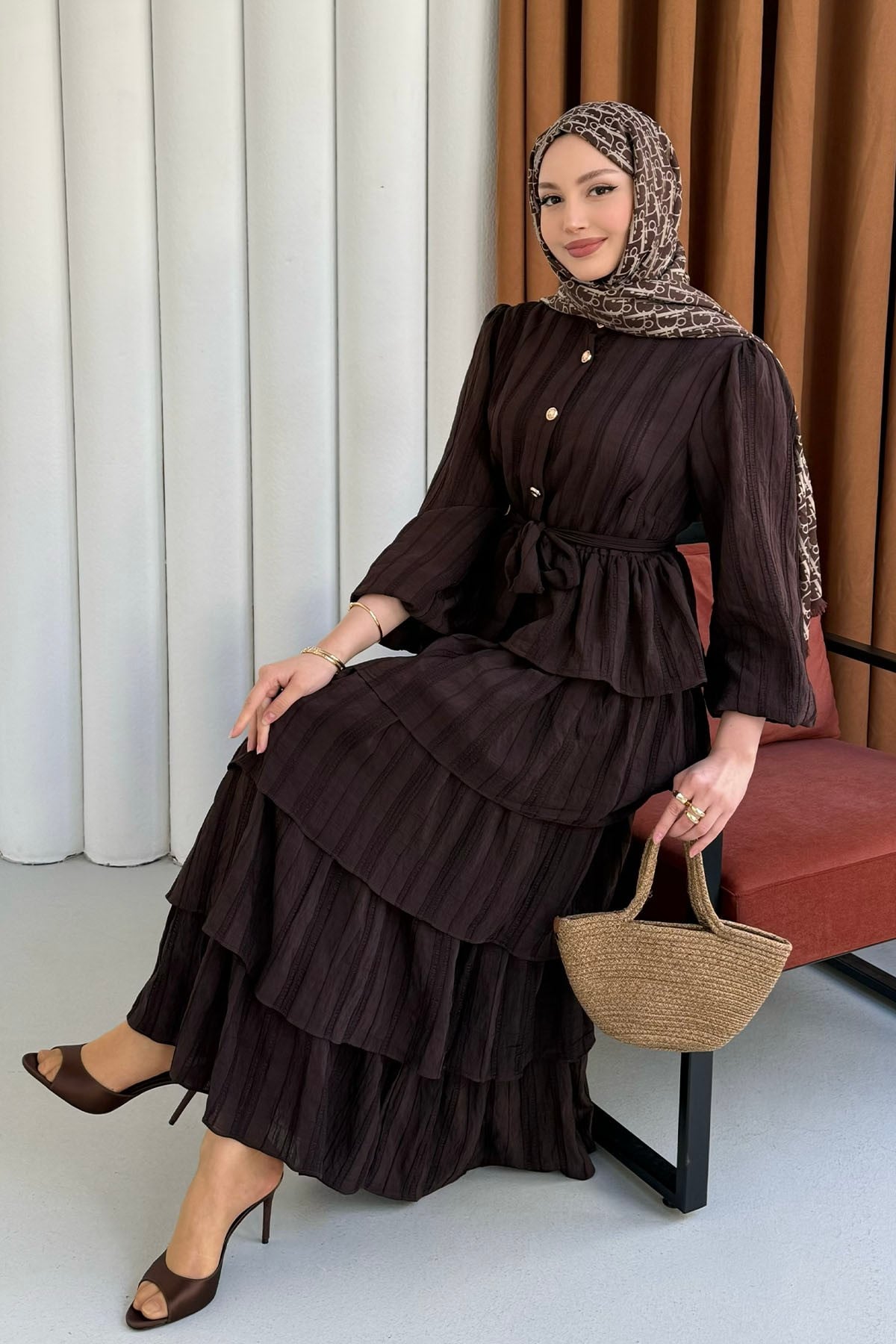 Kat Kat Volanlı Yarım Düğmeli Tesettür Elbise-KAHVERENGİ