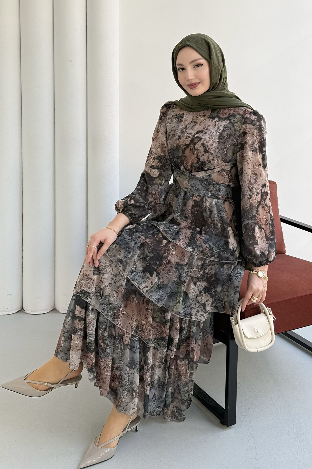 Kat Katlı Çiçek Desenli Şifon Tesettür Elbise-SİYAH