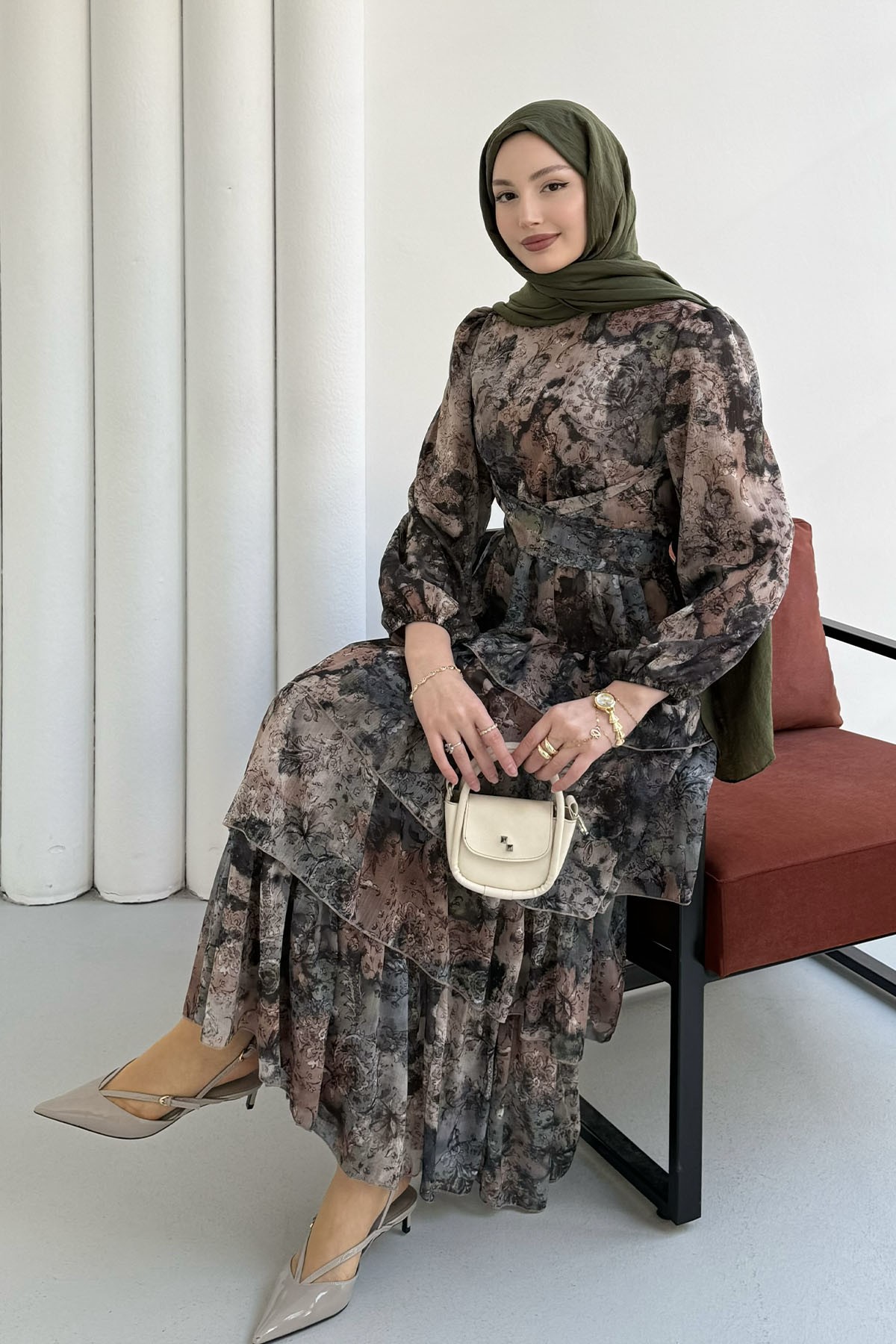 Kat Katlı Çiçek Desenli Şifon Tesettür Elbise-SİYAH