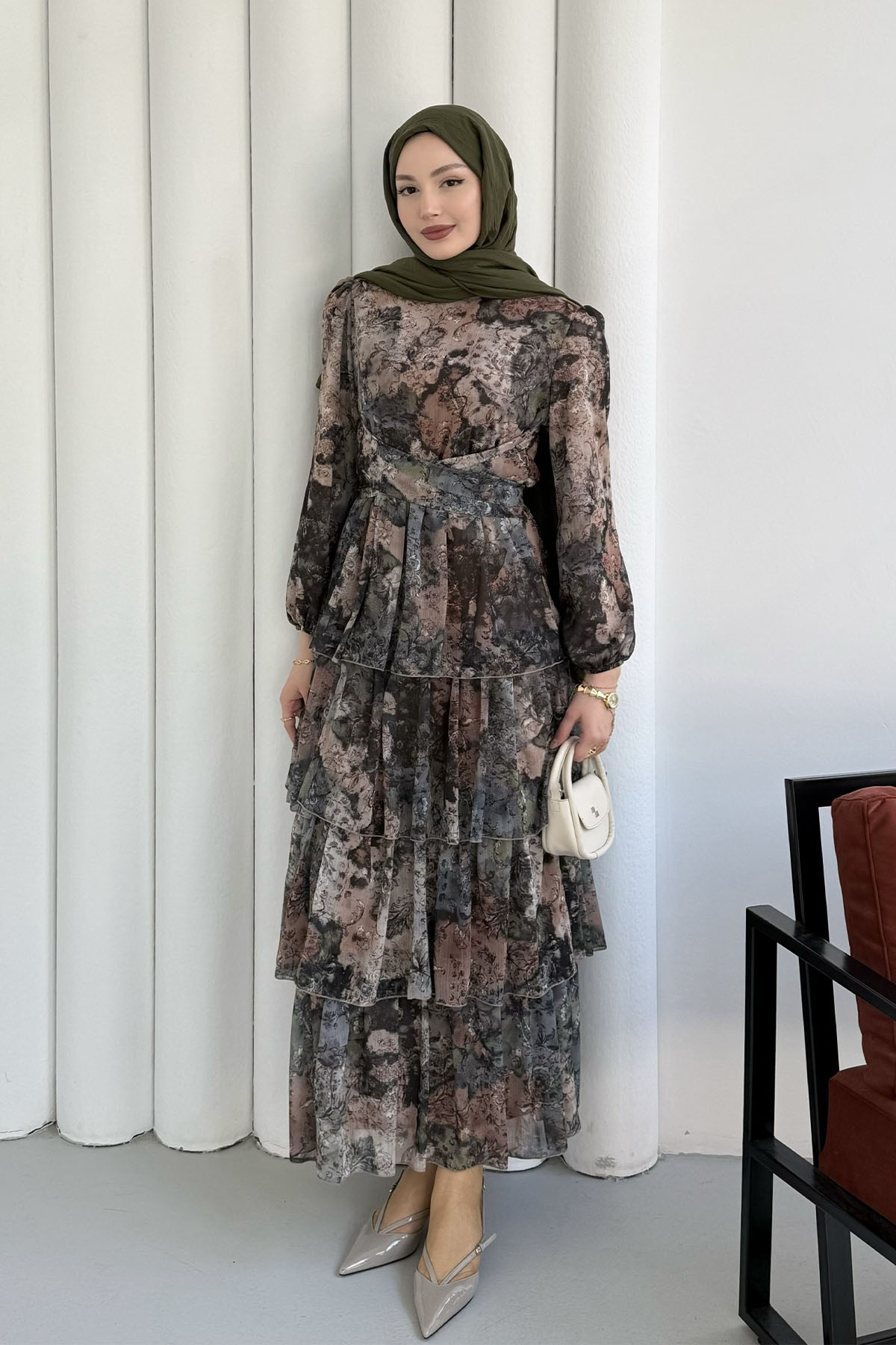 Kat Katlı Çiçek Desenli Şifon Tesettür Elbise-SİYAH