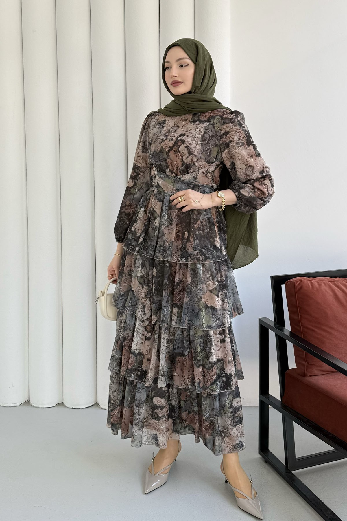 Kat Katlı Çiçek Desenli Şifon Tesettür Elbise-SİYAH