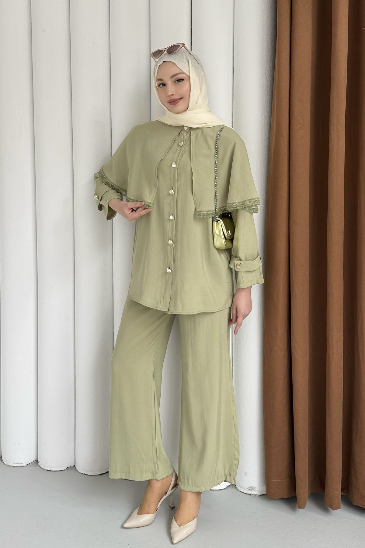 Kendinden Pelerinli Nakış Detaylı Gold Düğmeli Tesettür Takım-MİNT YEŞİLİ