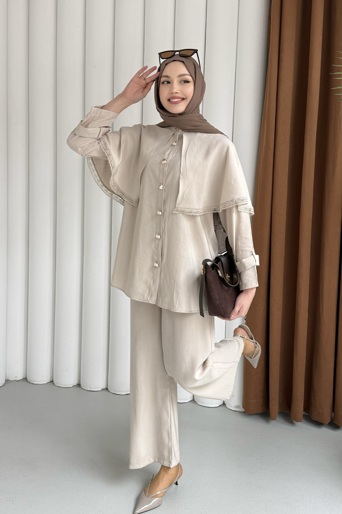 Kendinden Pelerinli Nakış Detaylı Gold Düğmeli Tesettür Takım-TAŞ