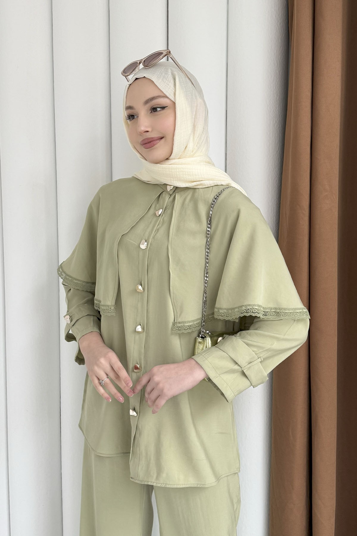 Kendinden Pelerinli Nakış Detaylı Gold Düğmeli Tesettür Takım-MİNT YEŞİLİ