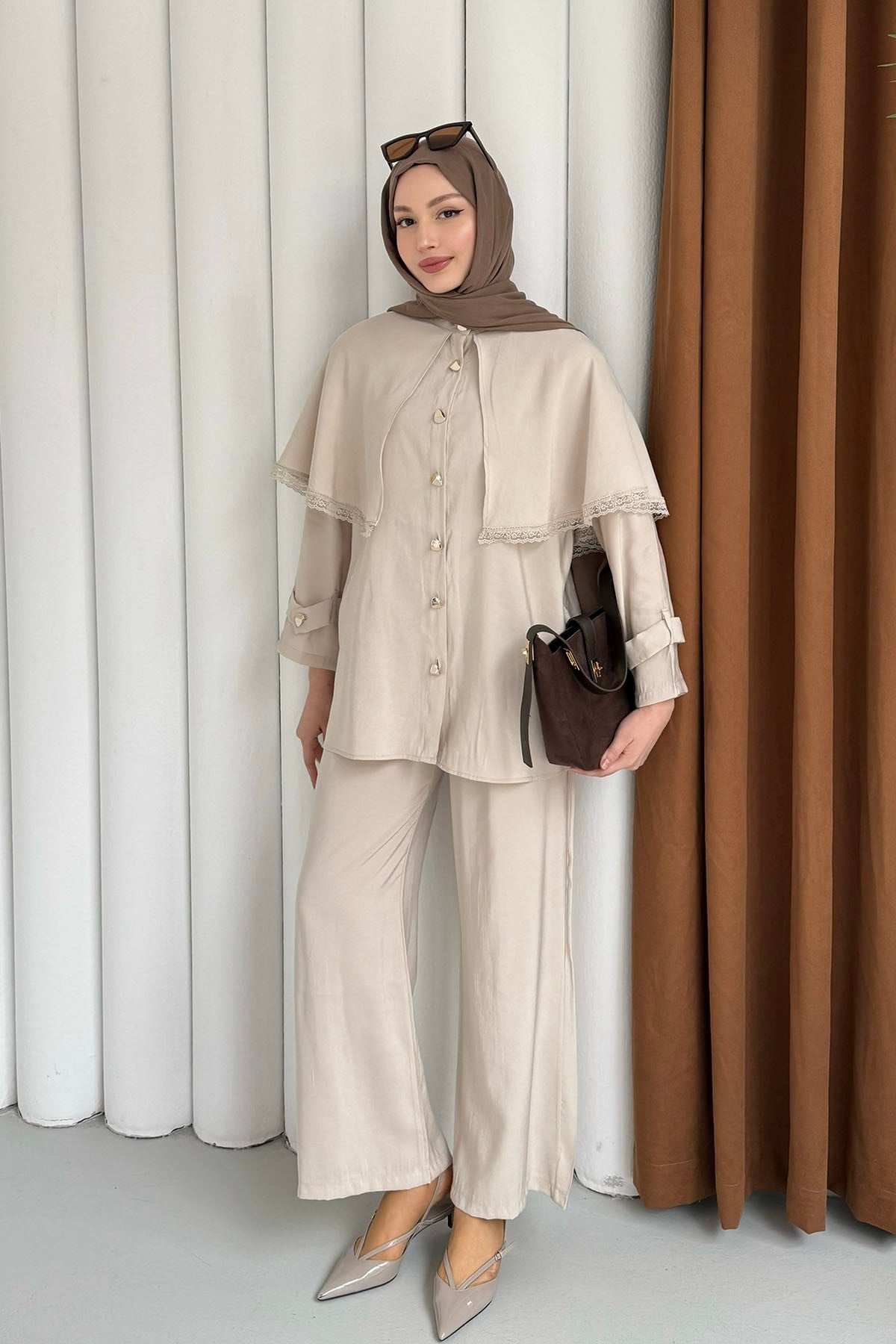 Kendinden Pelerinli Nakış Detaylı Gold Düğmeli Tesettür Takım-TAŞ