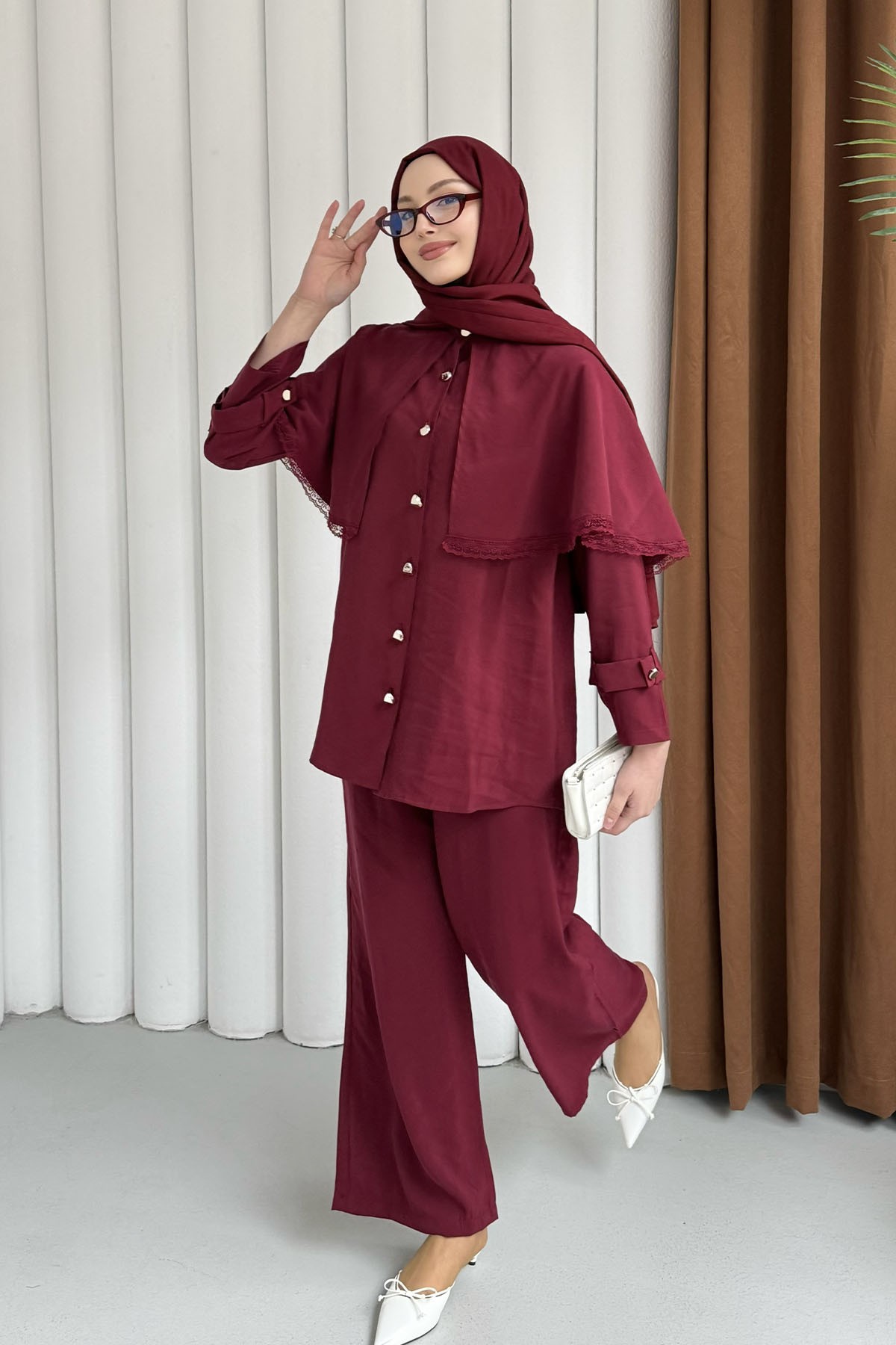 Kendinden Pelerinli Nakış Detaylı Gold Düğmeli Tesettür Takım-BORDO