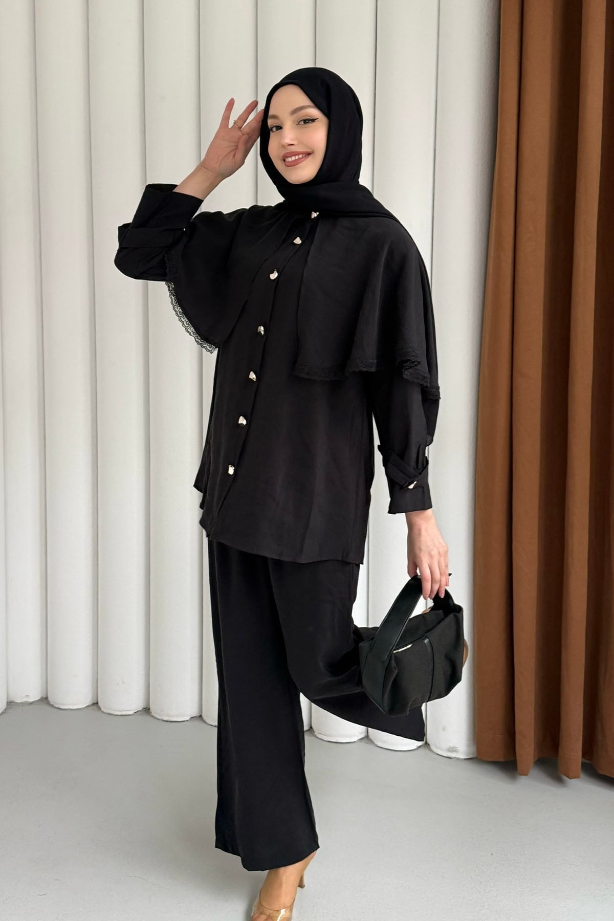 Kendinden Pelerinli Nakış Detaylı Gold Düğmeli Tesettür Takım-SİYAH