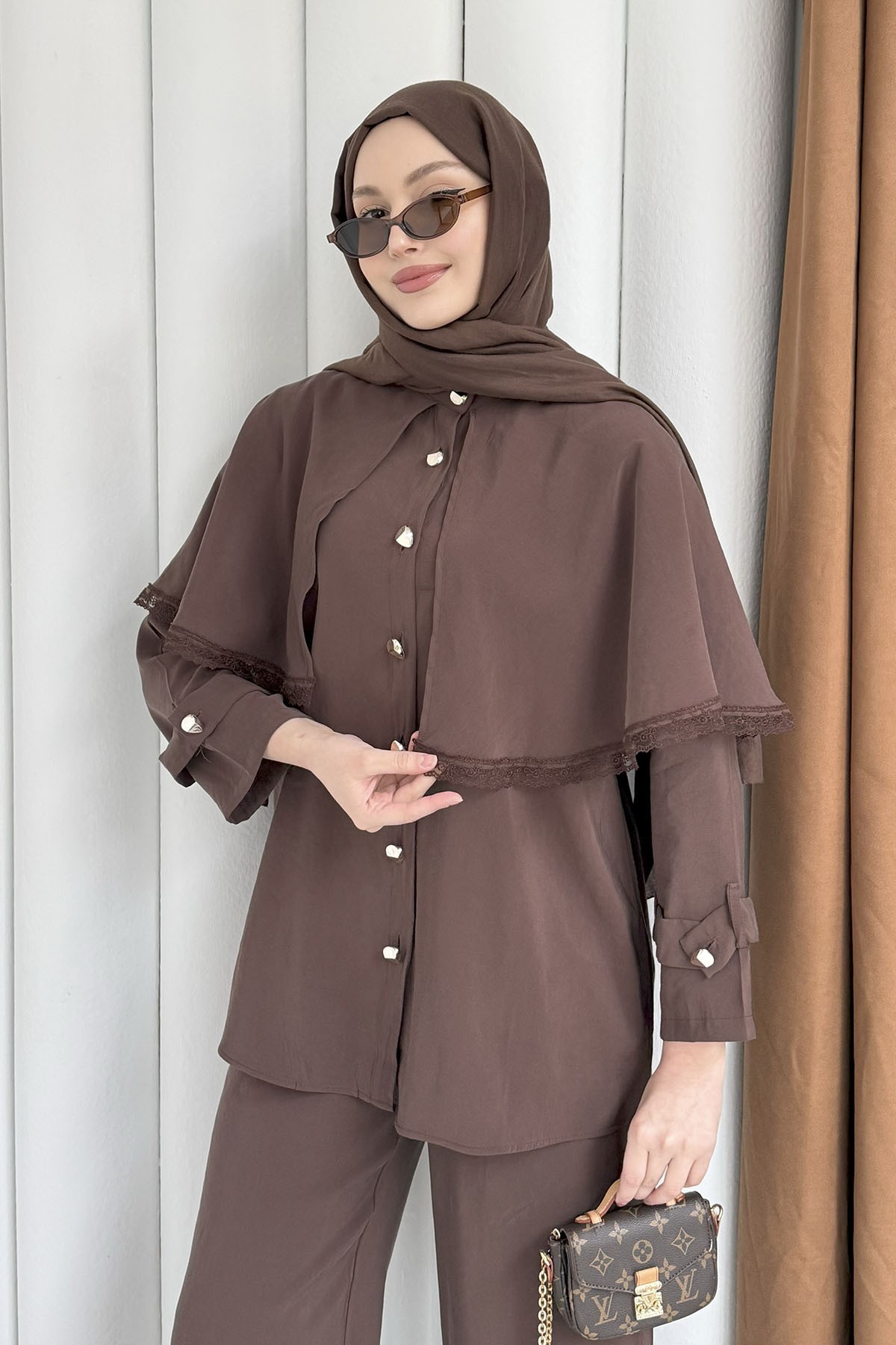 Kendinden Pelerinli Nakış Detaylı Gold Düğmeli Tesettür Takım-KAHVERENGİ