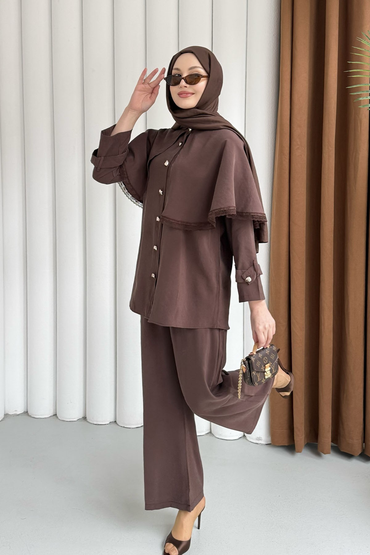 Kendinden Pelerinli Nakış Detaylı Gold Düğmeli Tesettür Takım-KAHVERENGİ