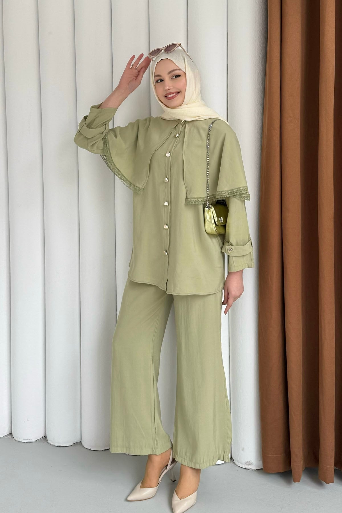Kendinden Pelerinli Nakış Detaylı Gold Düğmeli Tesettür Takım-MİNT YEŞİLİ