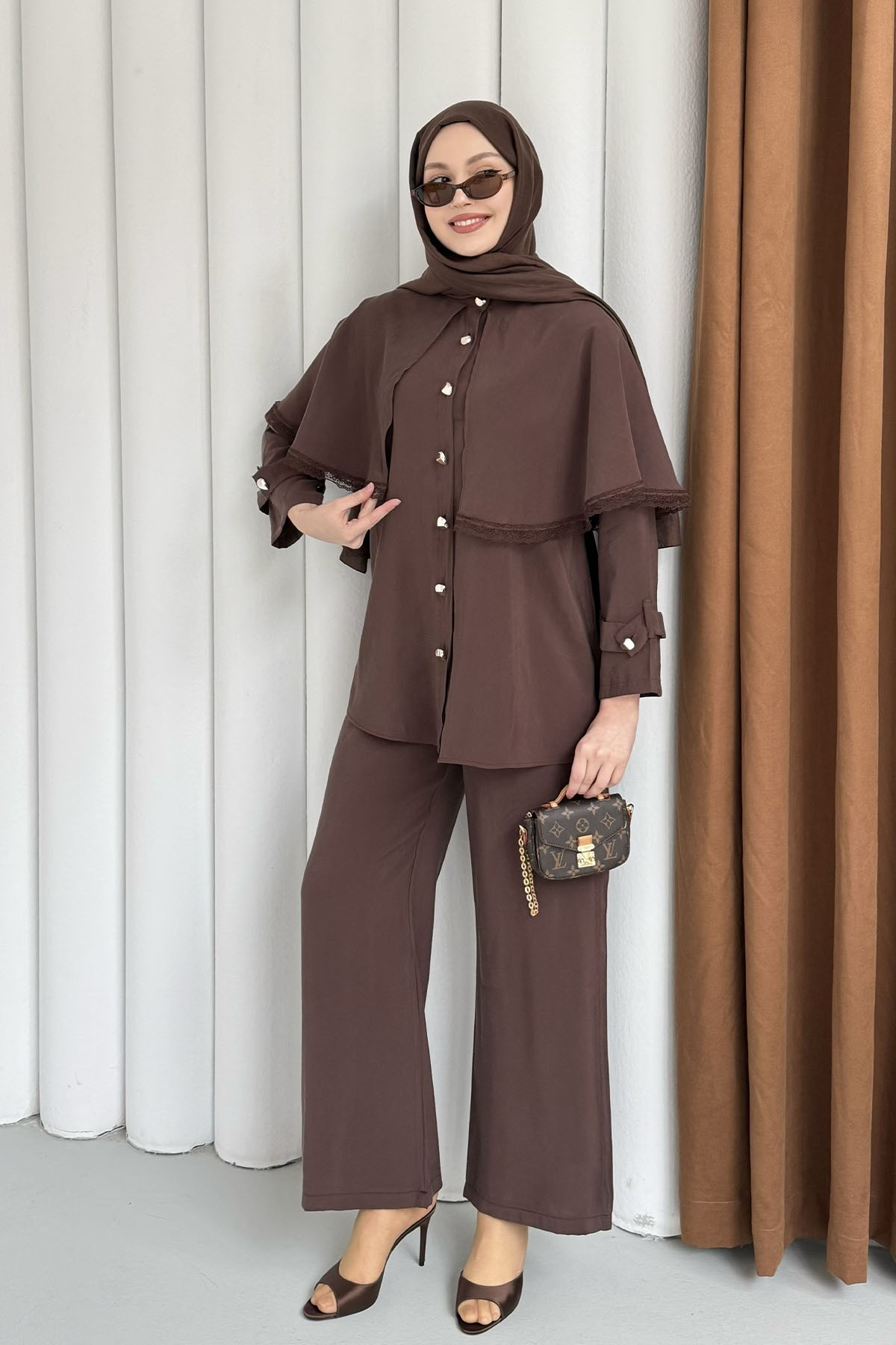 Kendinden Pelerinli Nakış Detaylı Gold Düğmeli Tesettür Takım-KAHVERENGİ