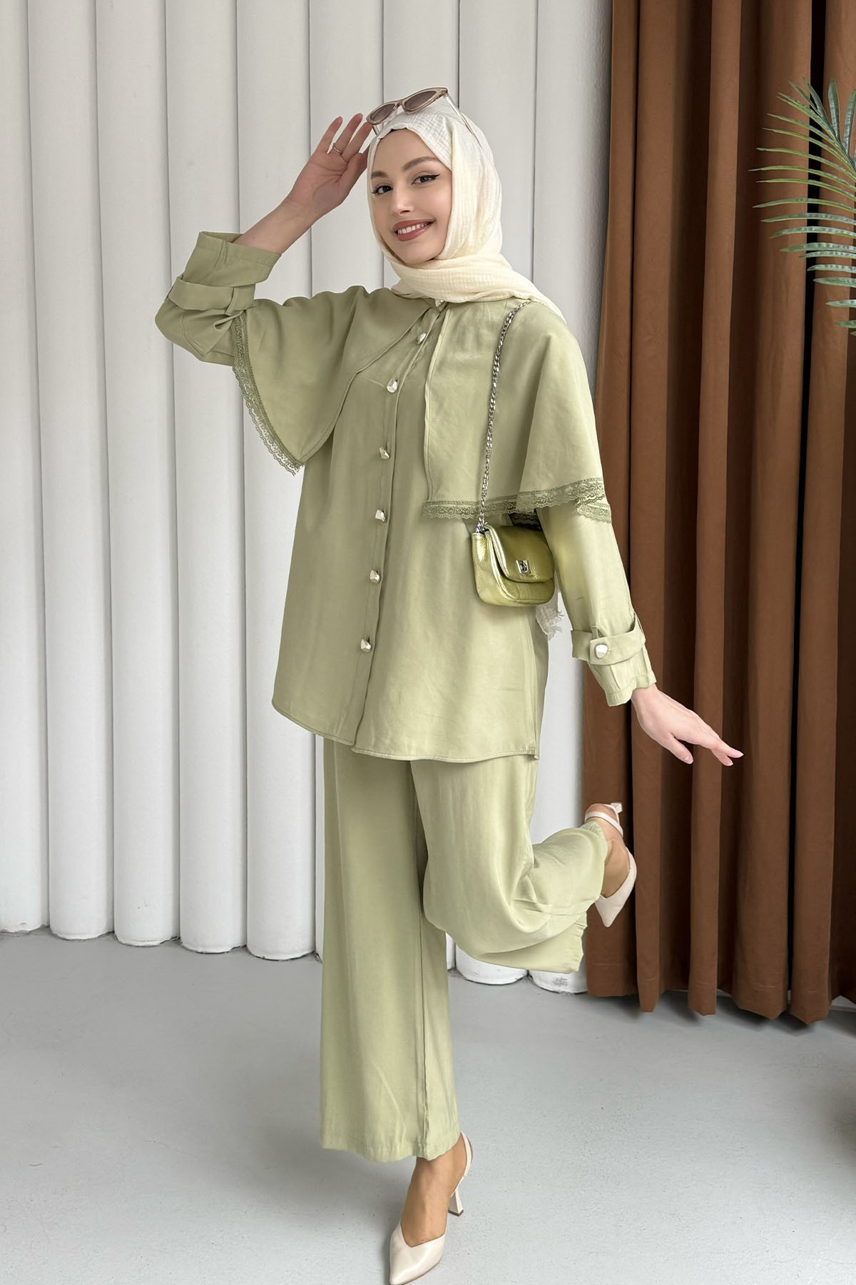 Kendinden Pelerinli Nakış Detaylı Gold Düğmeli Tesettür Takım-MİNT YEŞİLİ