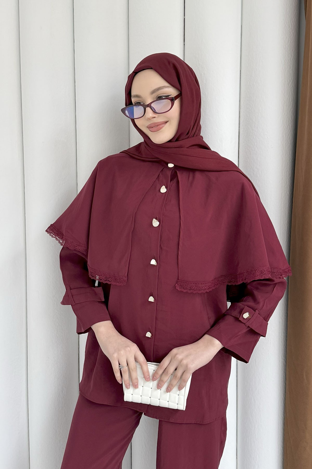 Kendinden Pelerinli Nakış Detaylı Gold Düğmeli Tesettür Takım-BORDO