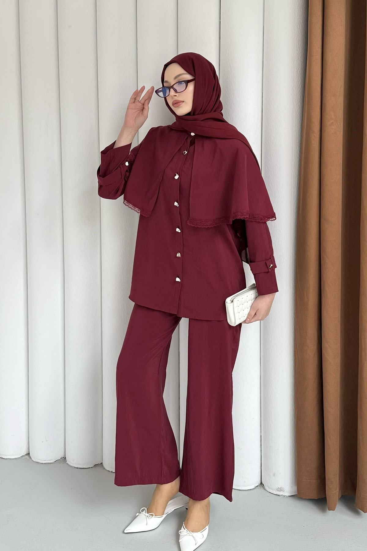Kendinden Pelerinli Nakış Detaylı Gold Düğmeli Tesettür Takım-BORDO
