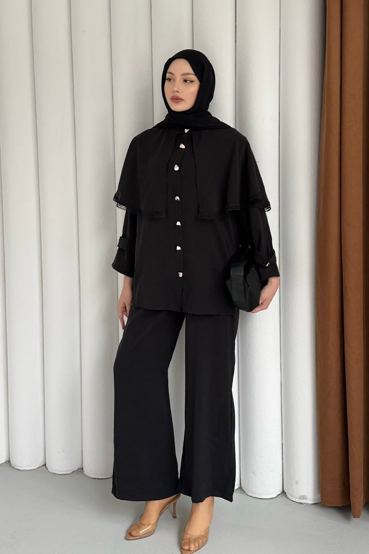 Kendinden Pelerinli Nakış Detaylı Gold Düğmeli Tesettür Takım-SİYAH