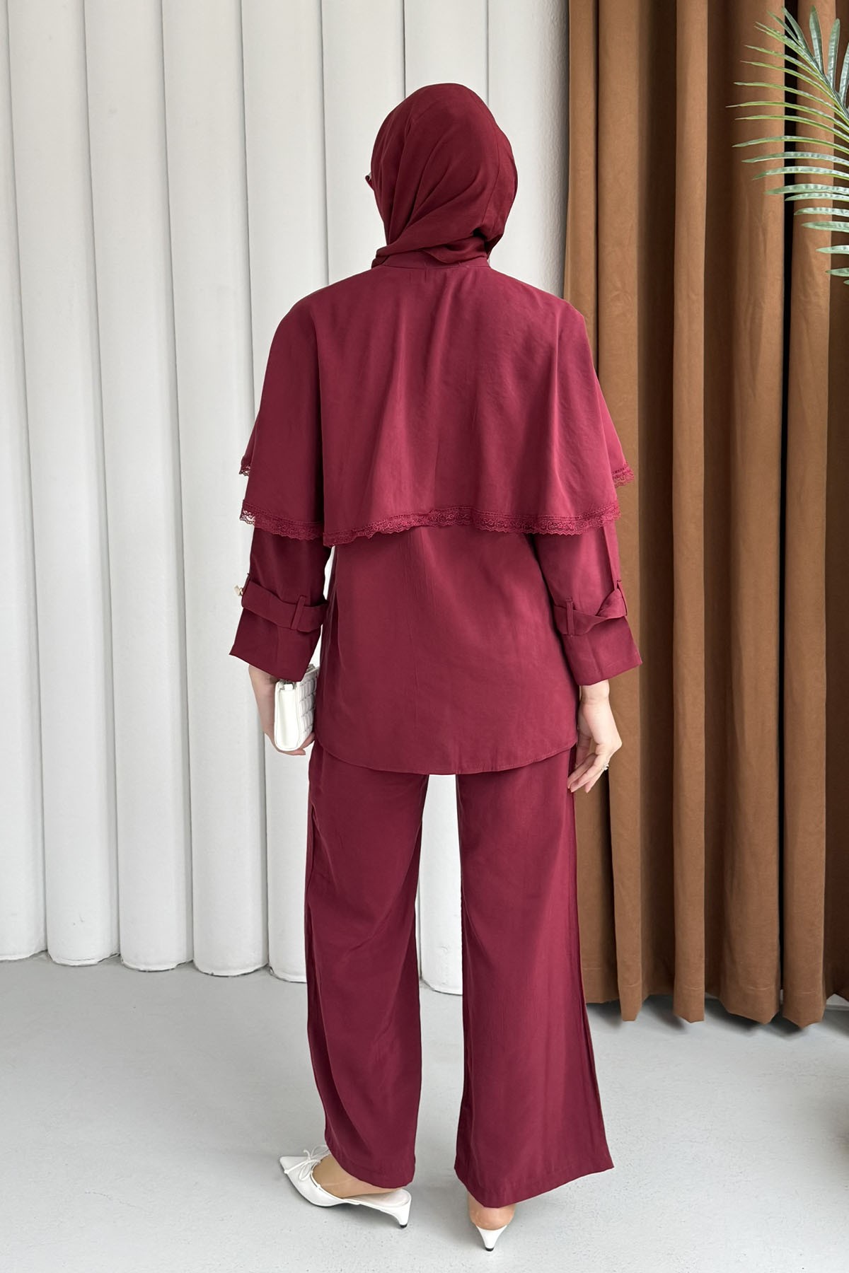 Kendinden Pelerinli Nakış Detaylı Gold Düğmeli Tesettür Takım-BORDO