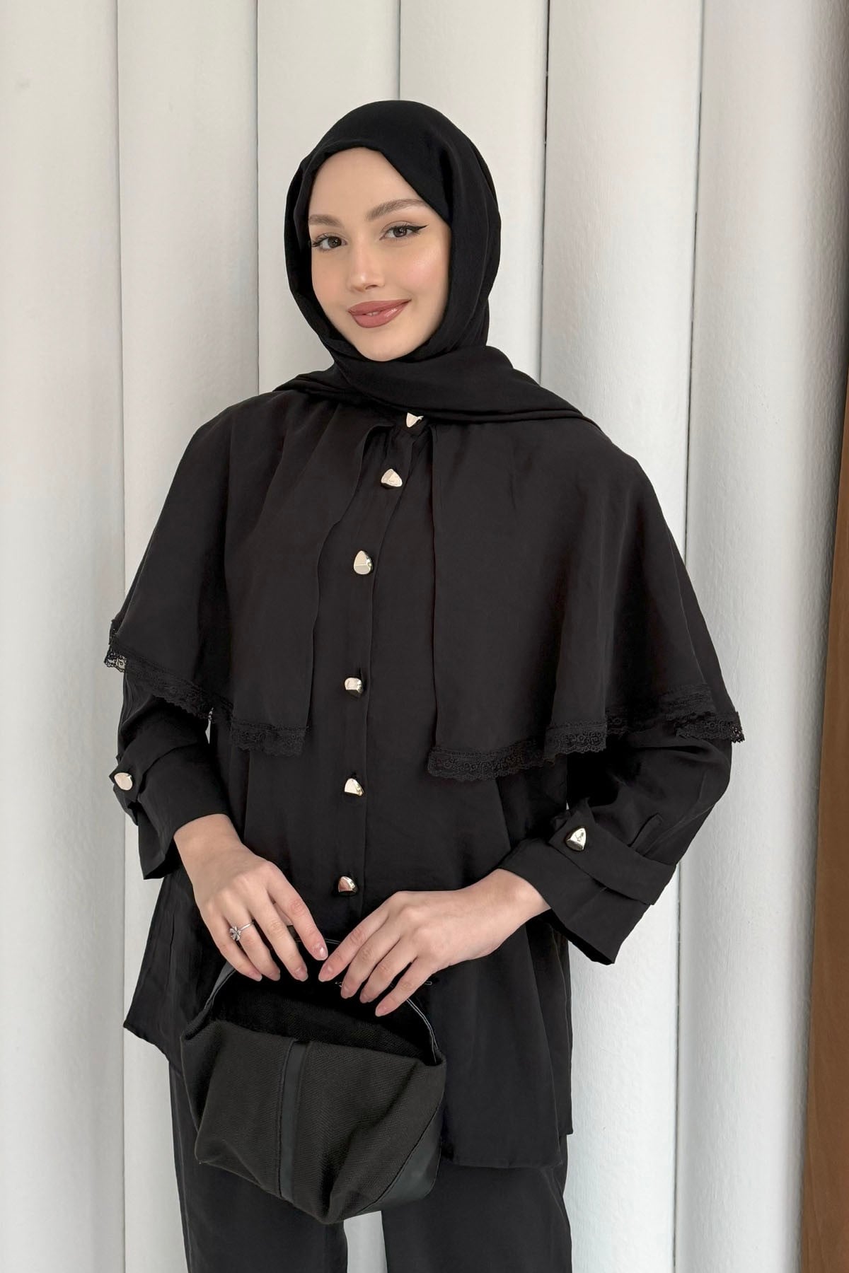 Kendinden Pelerinli Nakış Detaylı Gold Düğmeli Tesettür Takım-SİYAH