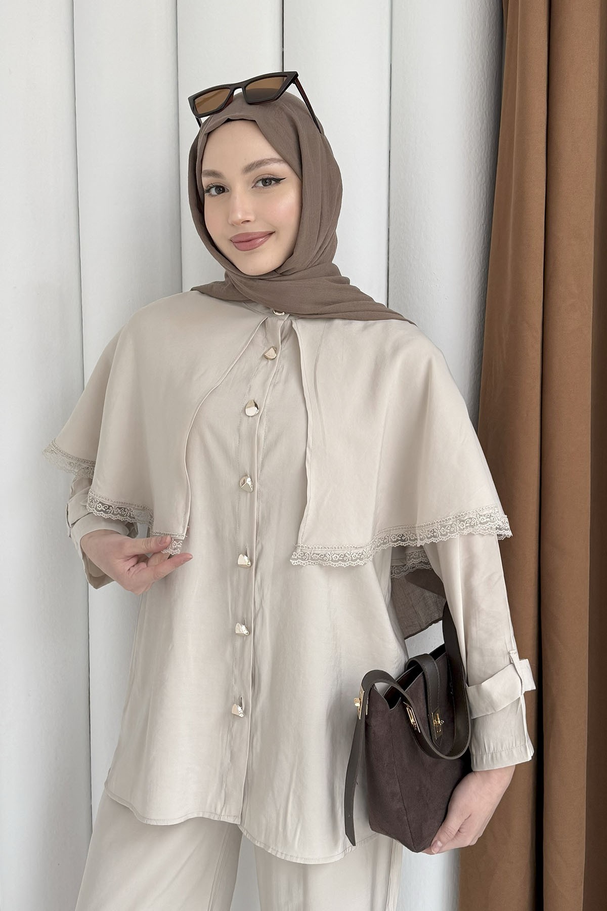 Kendinden Pelerinli Nakış Detaylı Gold Düğmeli Tesettür Takım-TAŞ