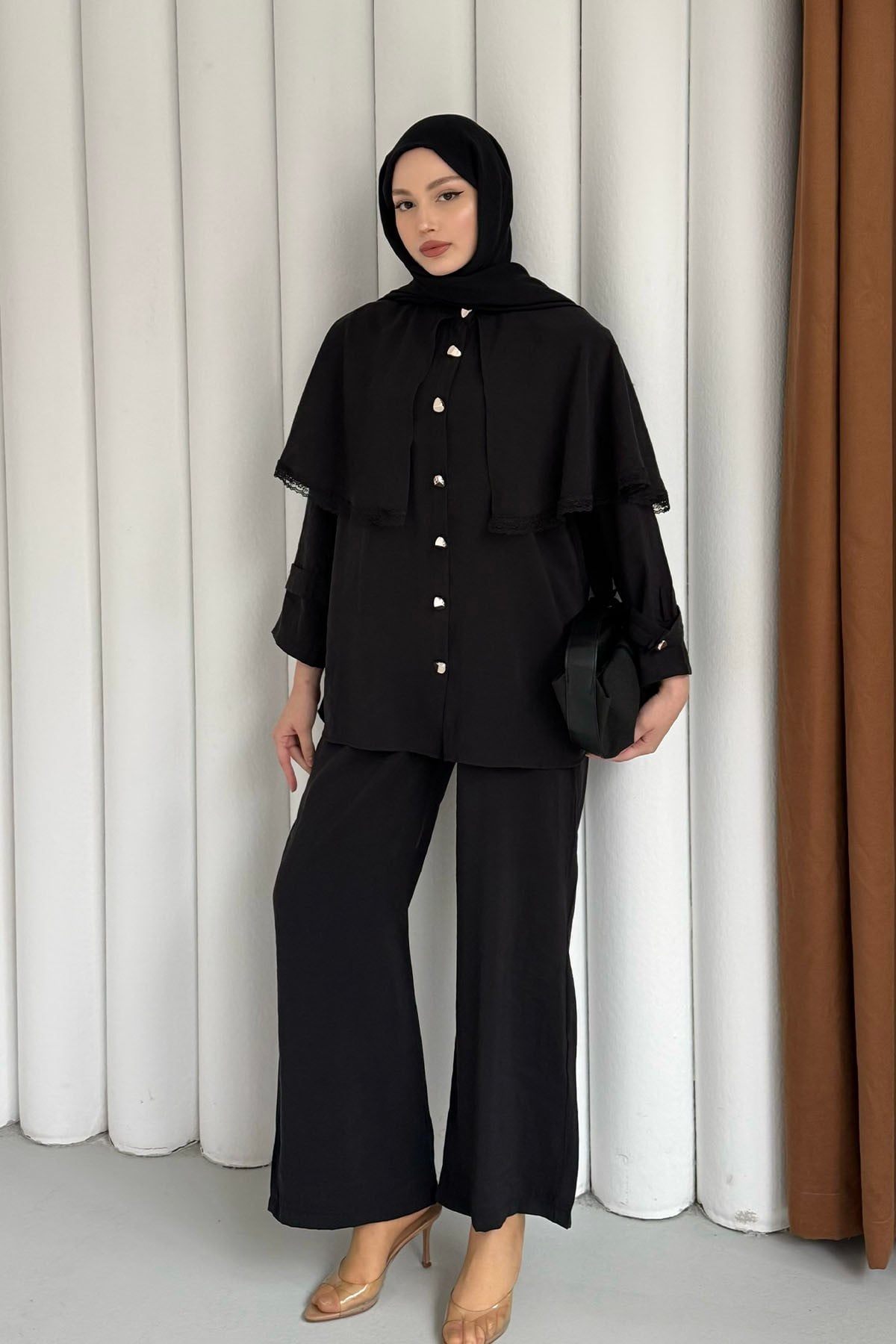 Kendinden Pelerinli Nakış Detaylı Gold Düğmeli Tesettür Takım-SİYAH