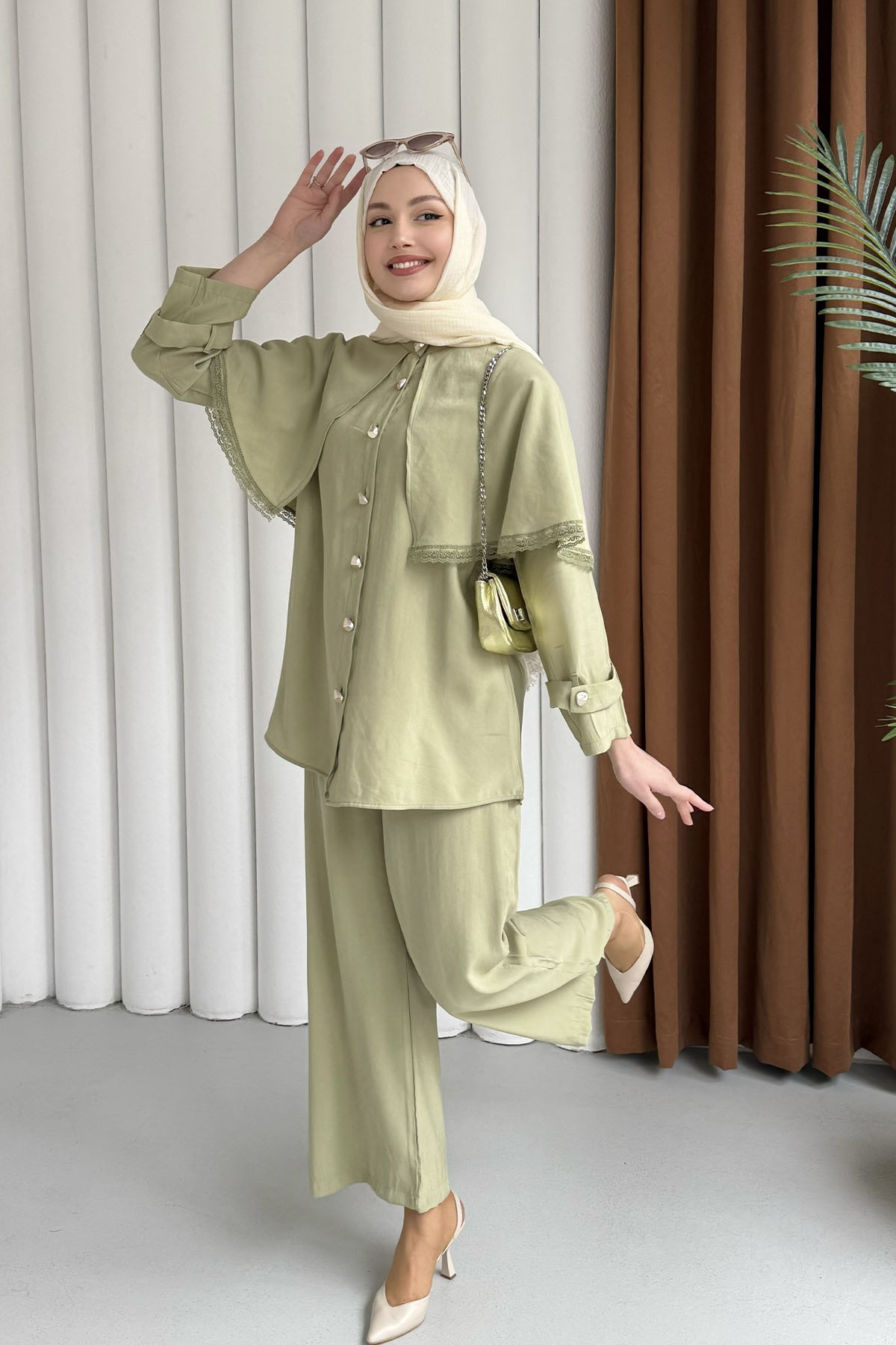 Kendinden Pelerinli Nakış Detaylı Gold Düğmeli Tesettür Takım-MİNT YEŞİLİ