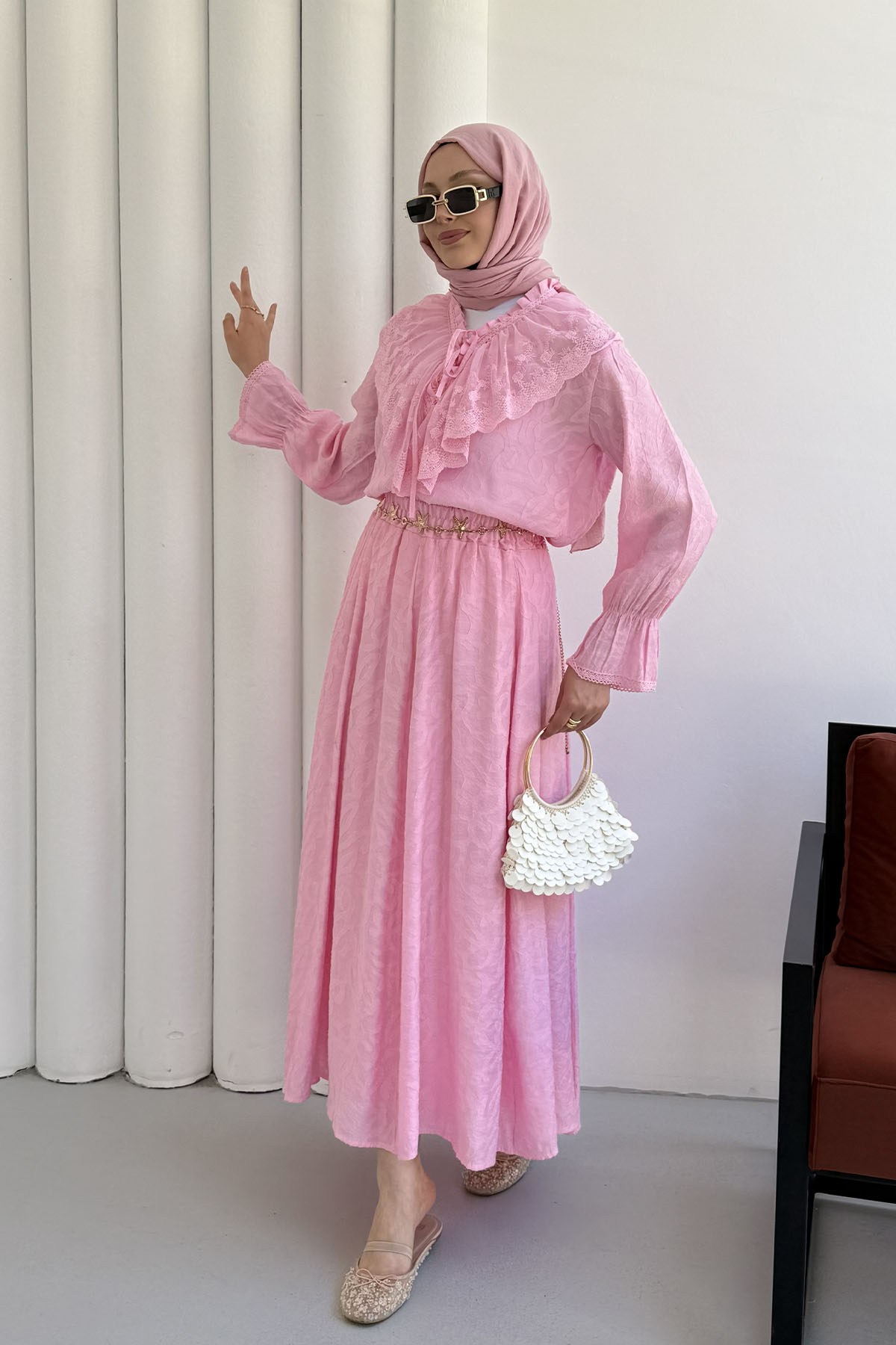 Kolları Lastik Detaylı Dantel Yaka Etekli Tesettür Takım-PEMBE