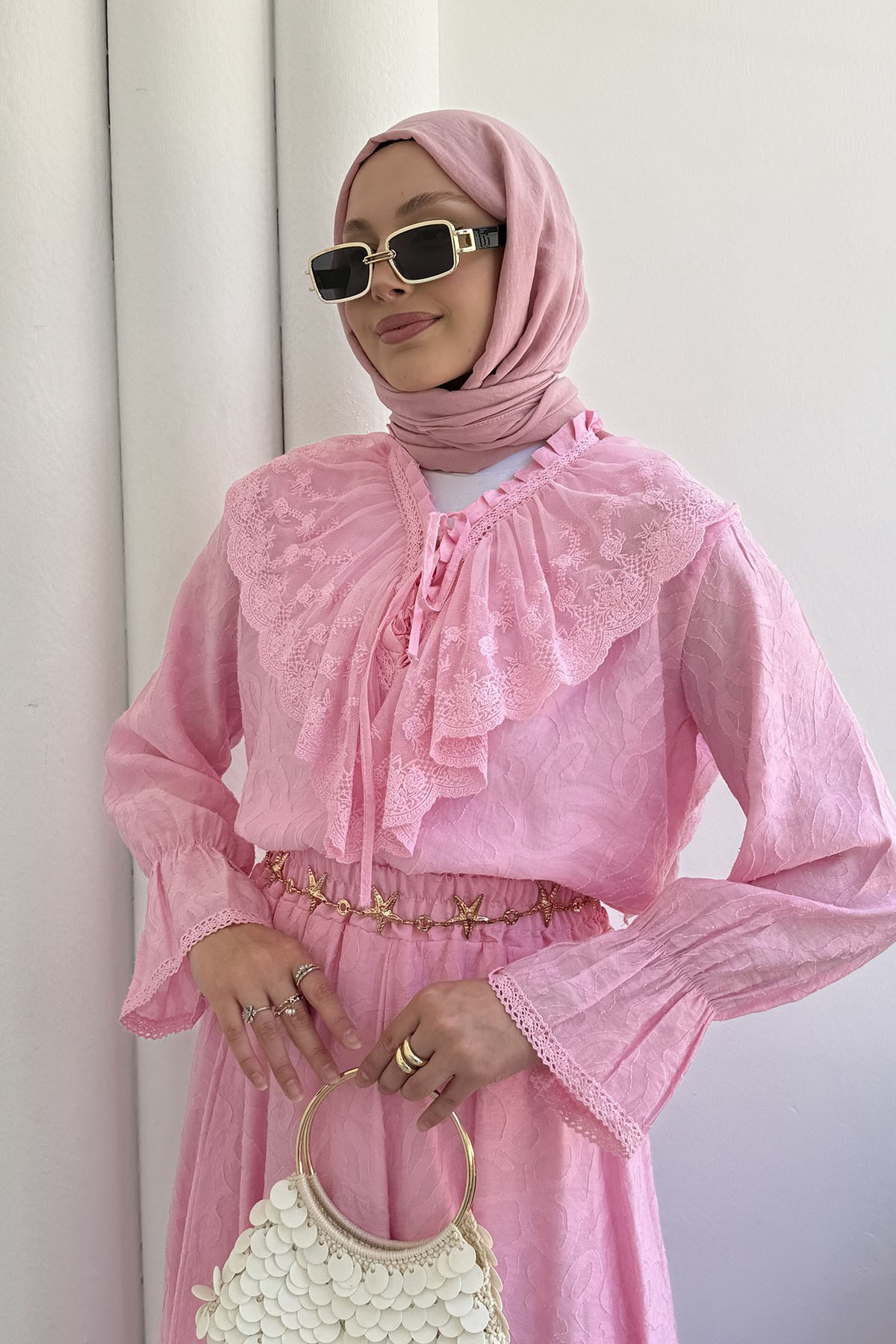 Kolları Lastik Detaylı Dantel Yaka Etekli Tesettür Takım-PEMBE