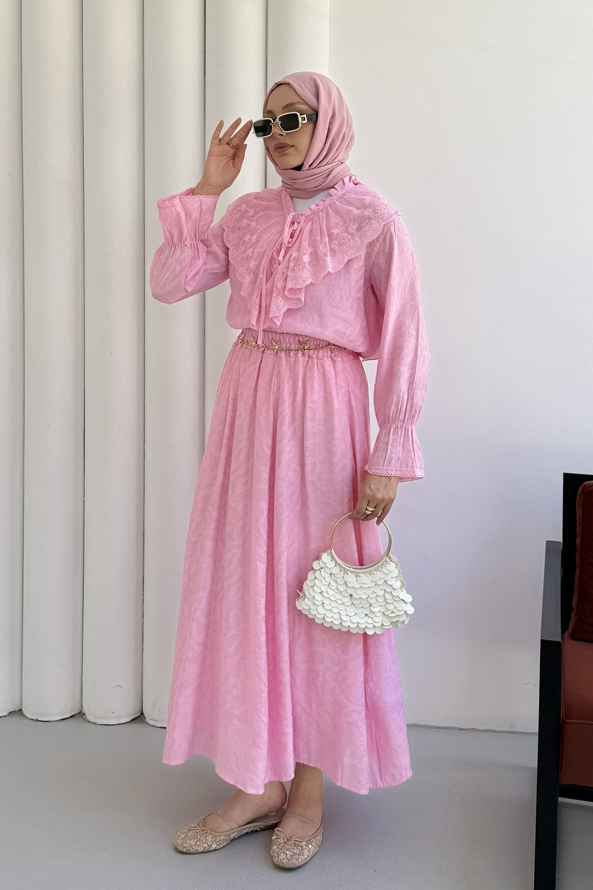 Kolları Lastik Detaylı Dantel Yaka Etekli Tesettür Takım-PEMBE