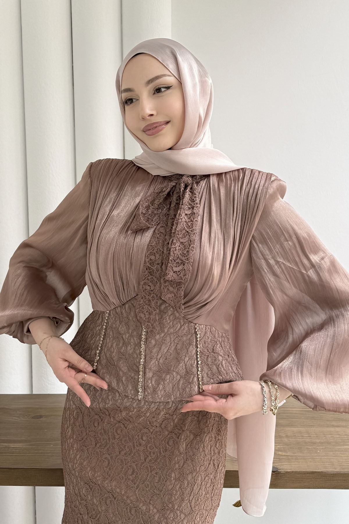 Korseli Taş ve Dantel Detaylı Tesettür Abiye-KAHVERENGİ