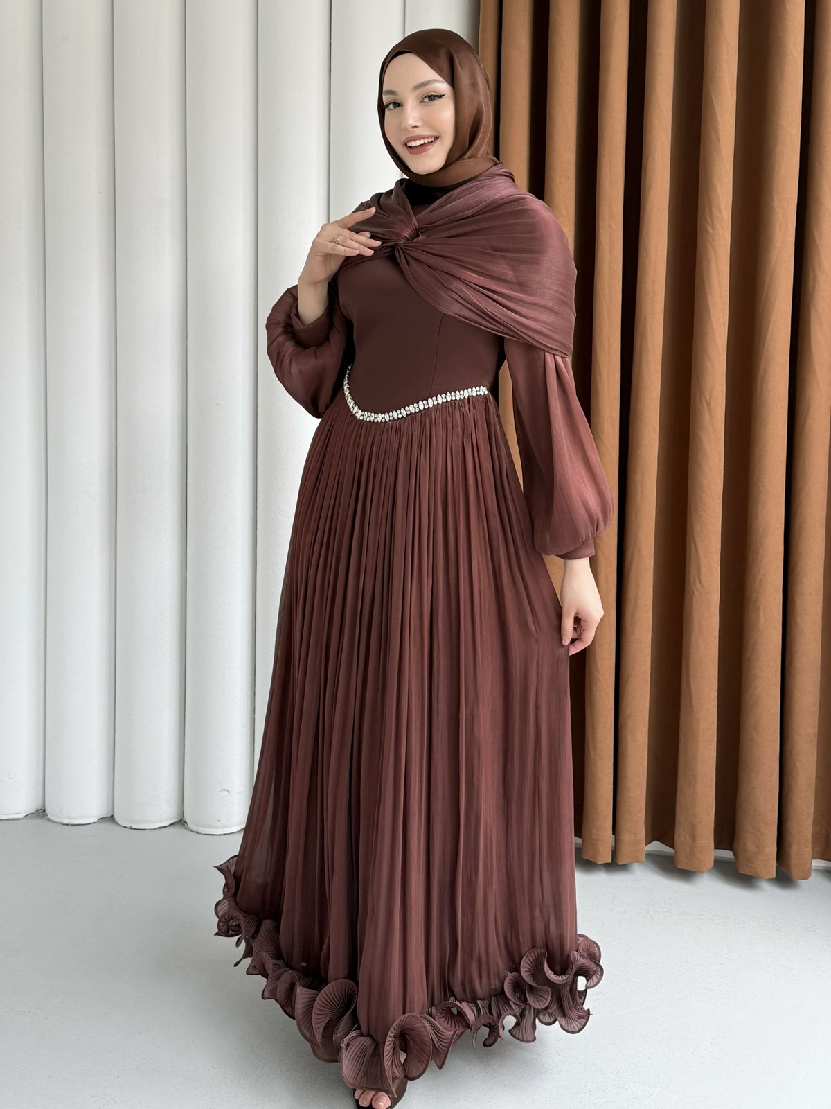 Lumiera Şal Detaylı Pileli Tesettür Abiye-KAHVERENGİ