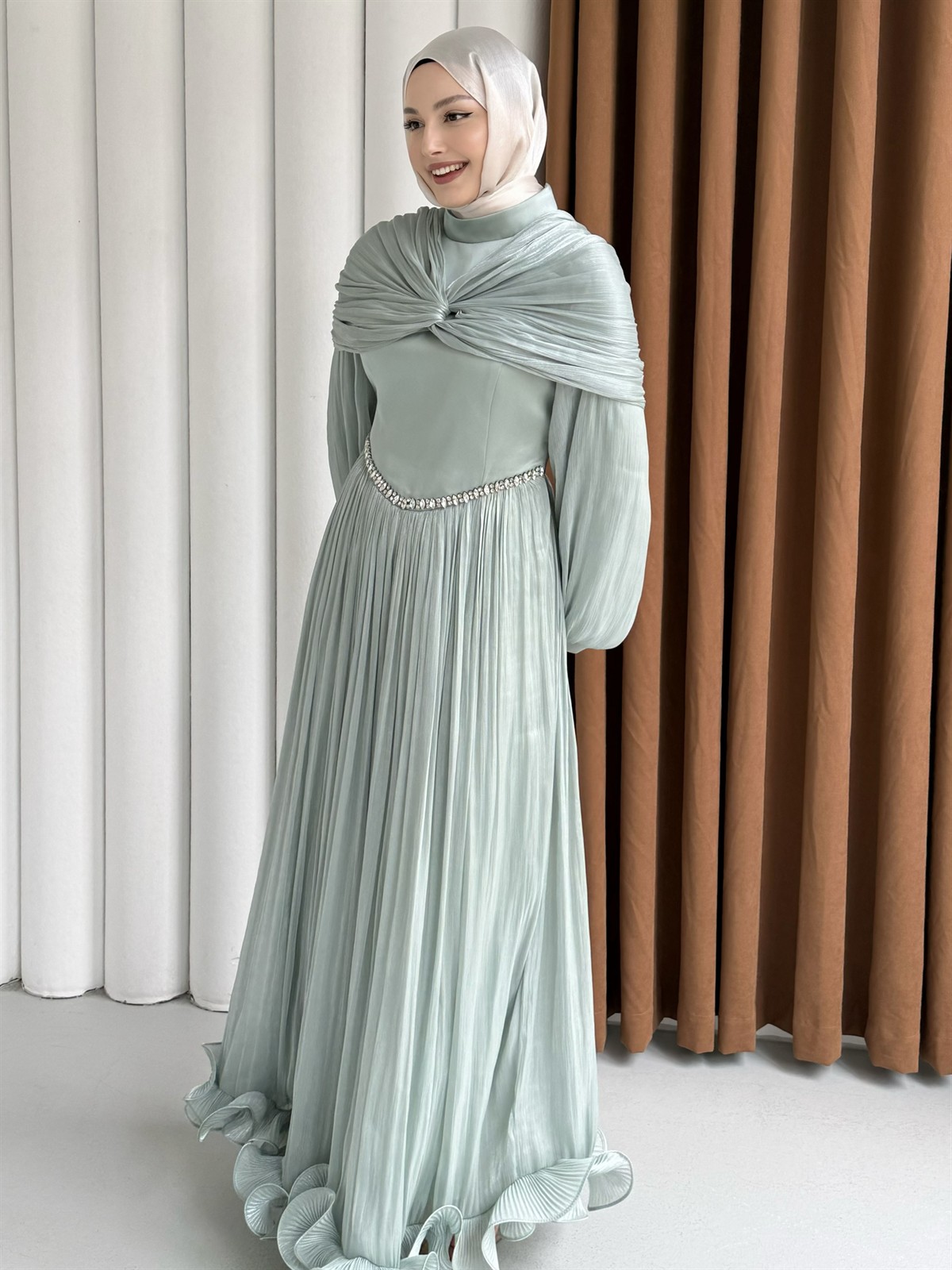 Lumiera Şal Detaylı Pileli Tesettür Abiye-ÇAĞLA YEŞİLİ