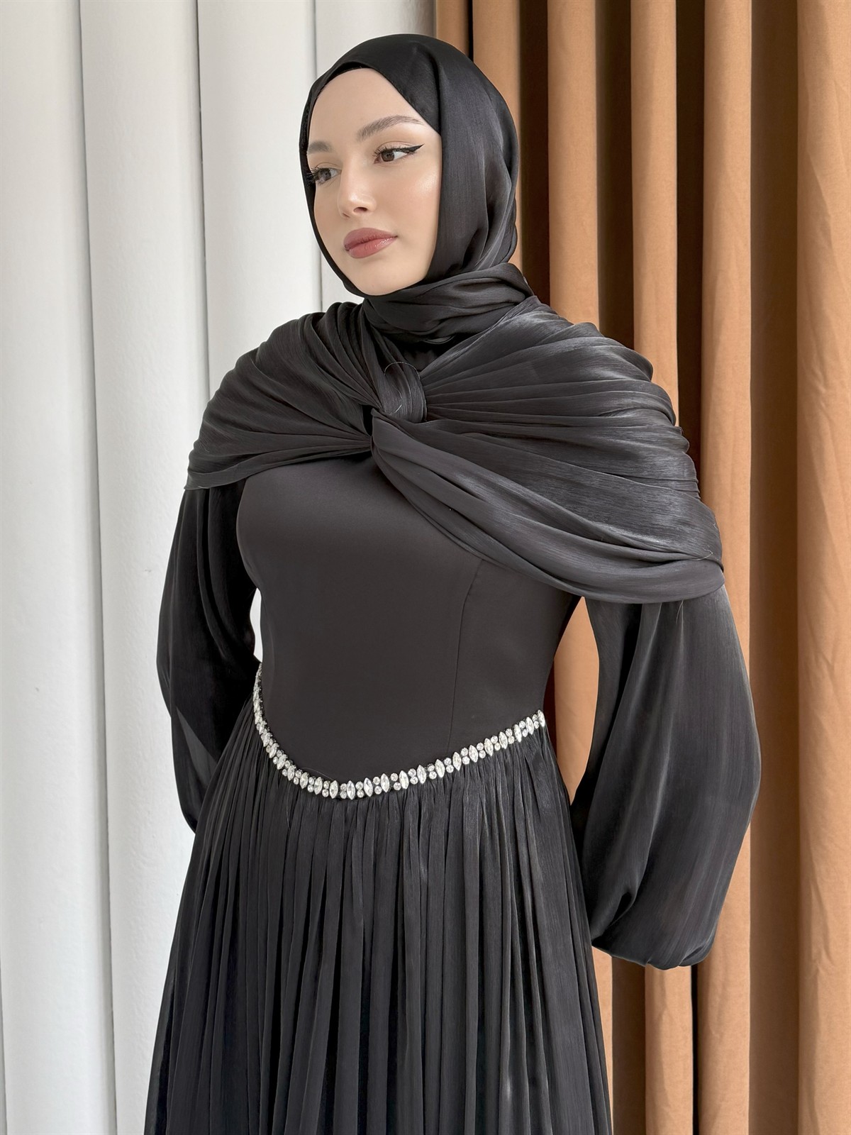 Lumiera Şal Detaylı Pileli Tesettür Abiye-SİYAH
