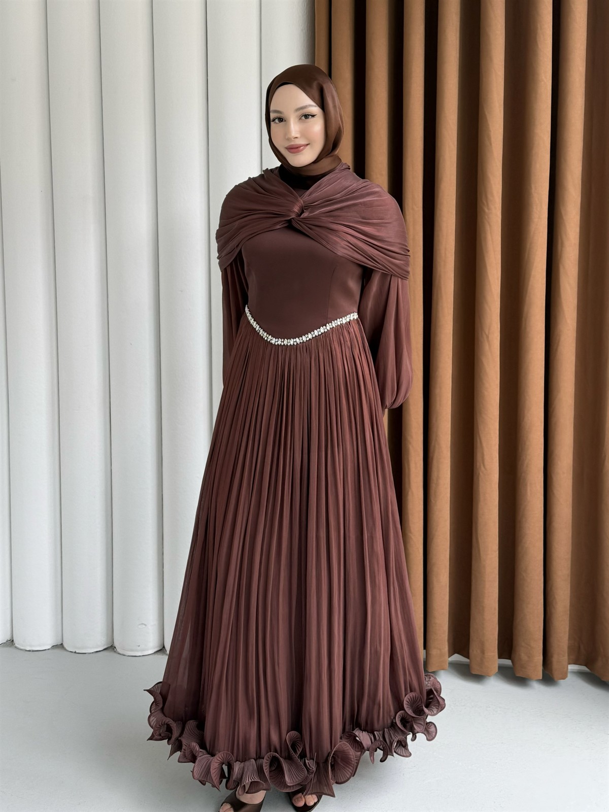 Lumiera Şal Detaylı Pileli Tesettür Abiye-KAHVERENGİ