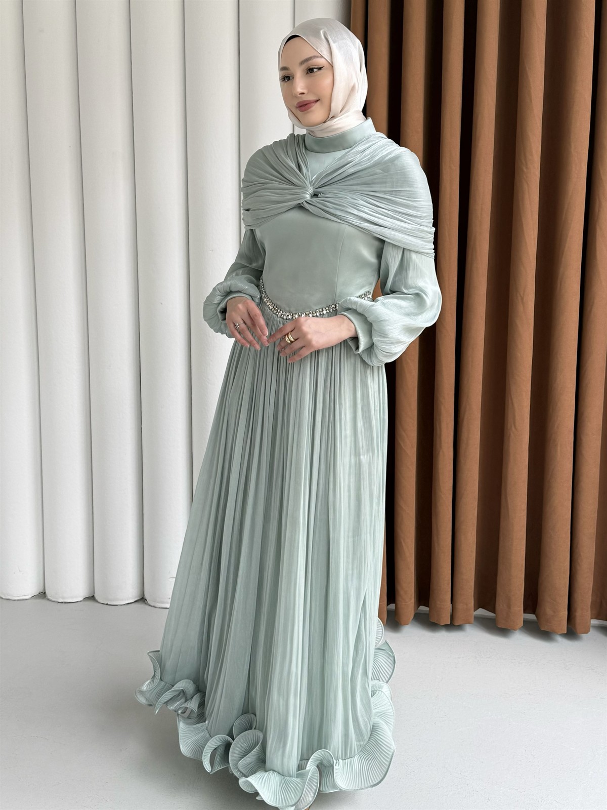 Lumiera Şal Detaylı Pileli Tesettür Abiye-ÇAĞLA YEŞİLİ