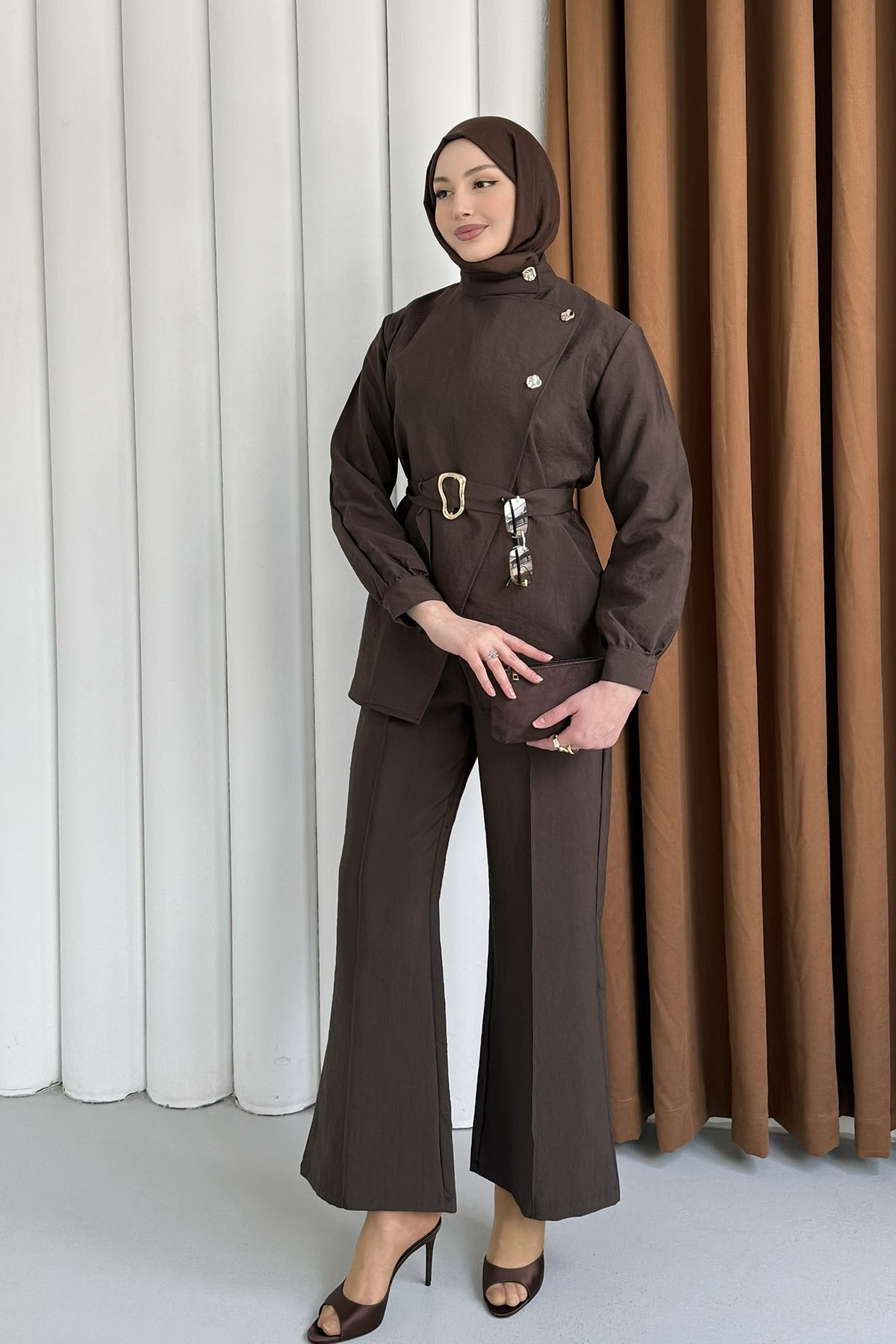 Minimal Asimetrik Kesim Pantolonlu Tesettür Takım-KAHVERENGİ