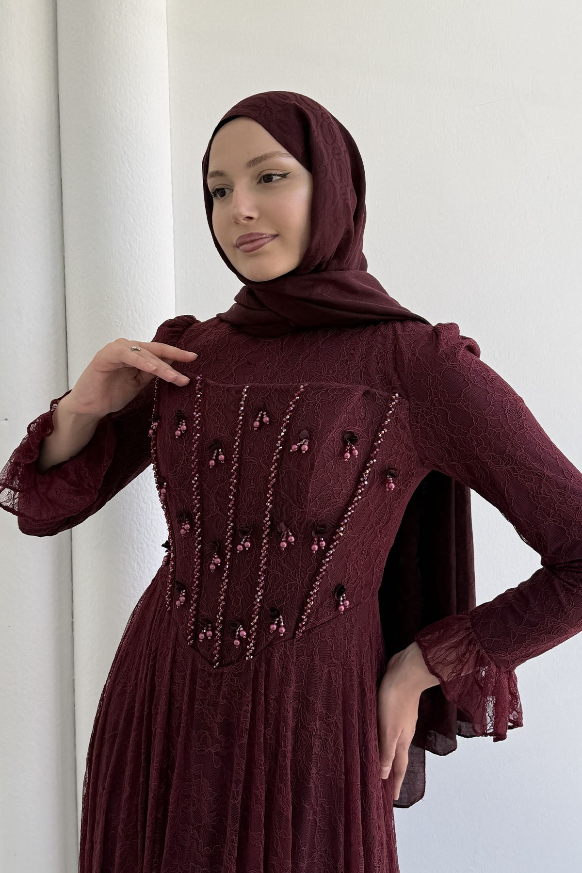 Mirella Dantel & Boncuk İşlemeli Korse Detaylı Tesettür Abiye-BORDO
