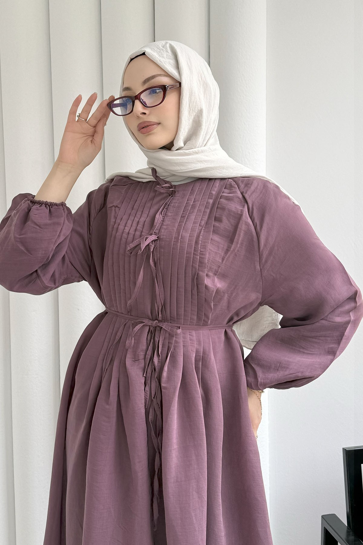 Nervür Dikişli Biye Kemerli Tesettür Elbise-MÜRDÜM