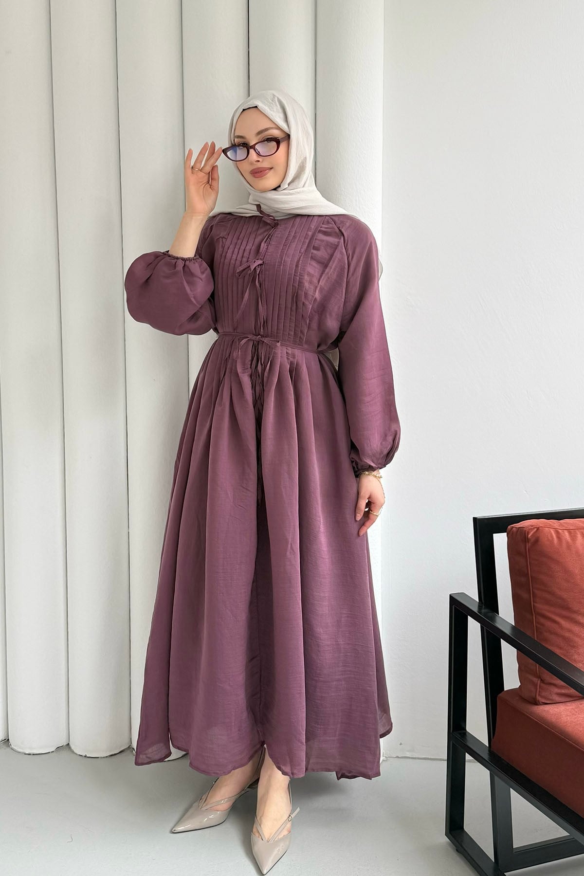 Nervür Dikişli Biye Kemerli Tesettür Elbise-MÜRDÜM