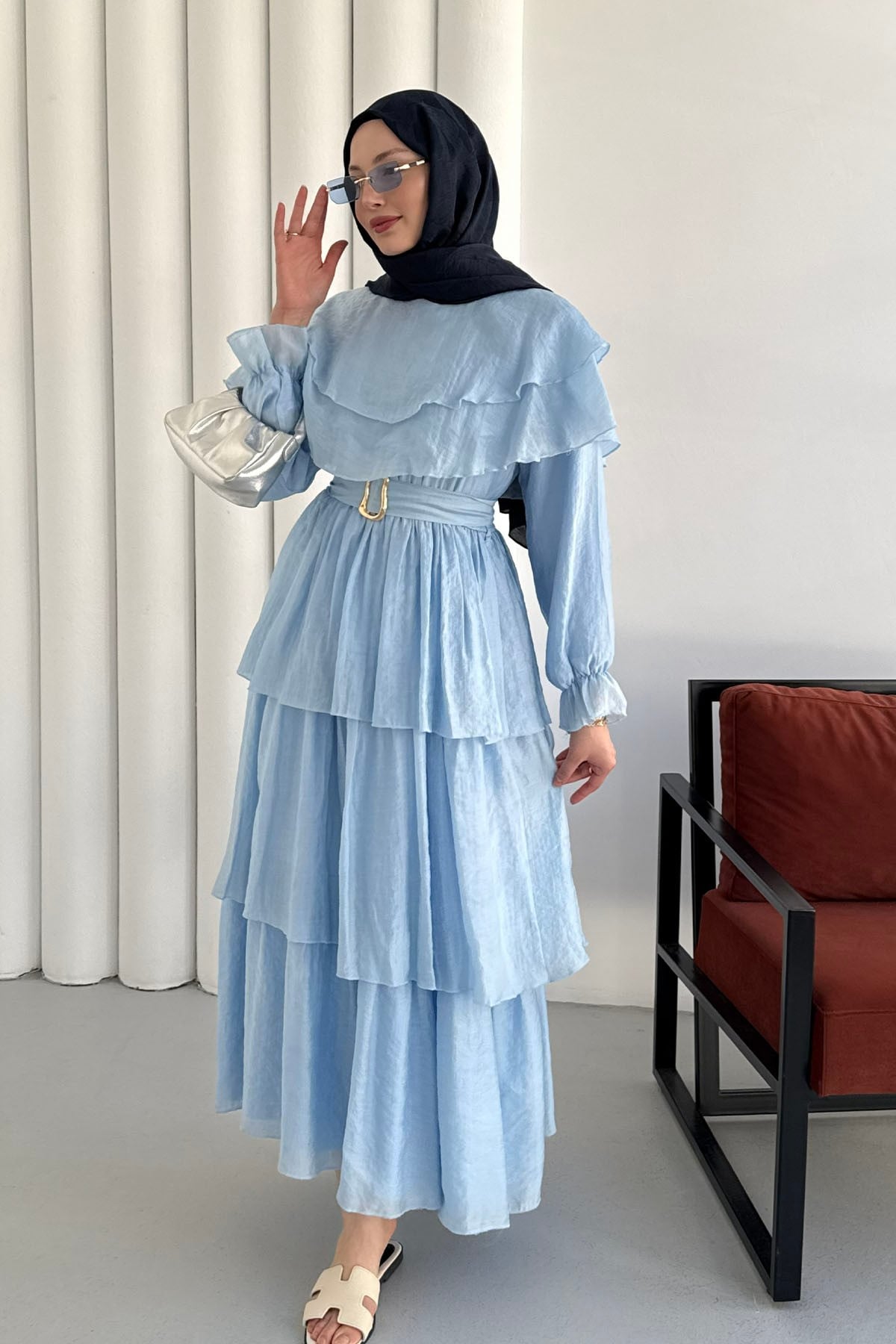 Omuz Pelerein Detay Kuşaklı Katkatlı Tesettür Elbise-MAVİ