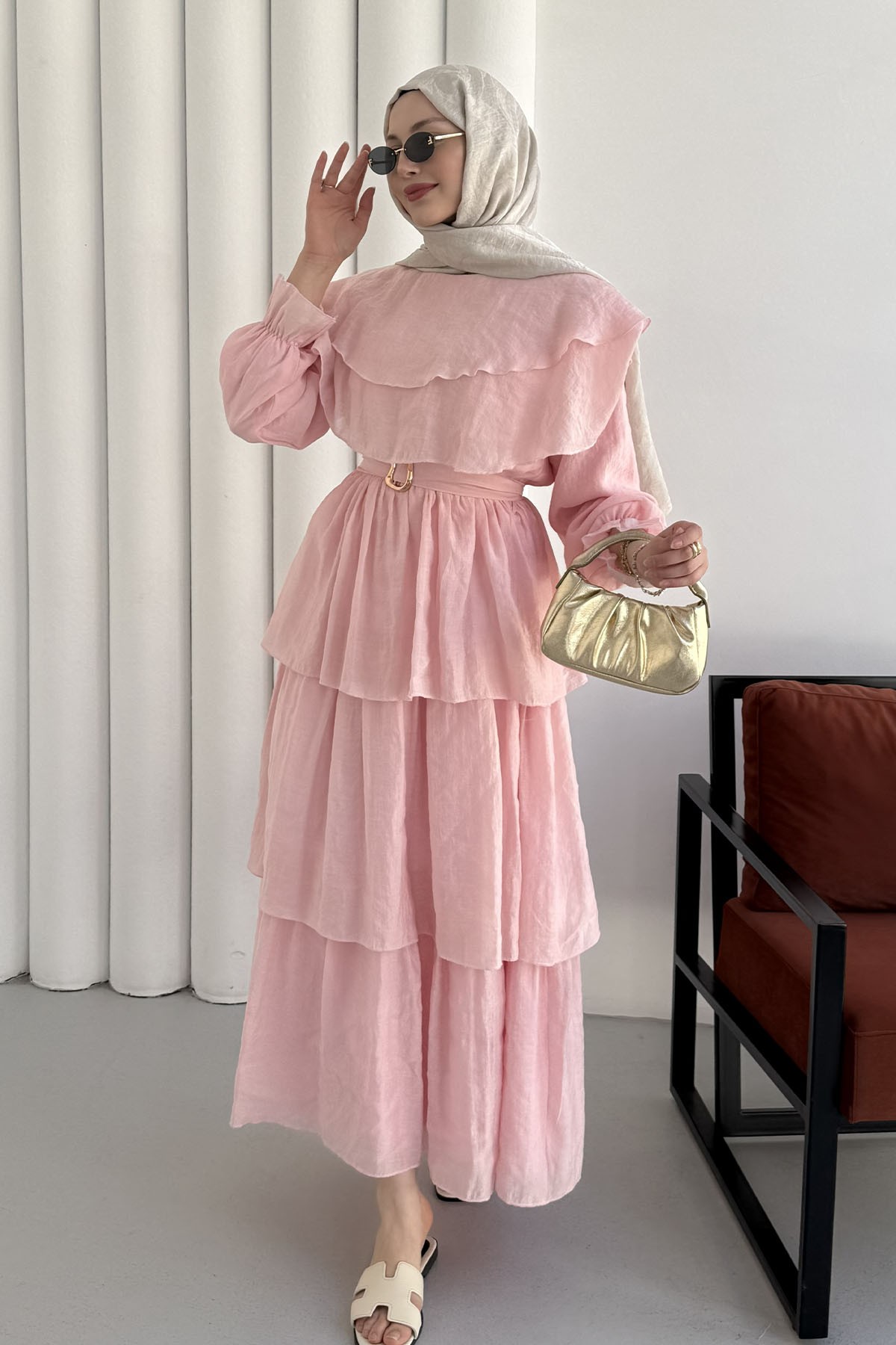 Omuz Pelerein Detay Kuşaklı Katkatlı Tesettür Elbise-PEMBE