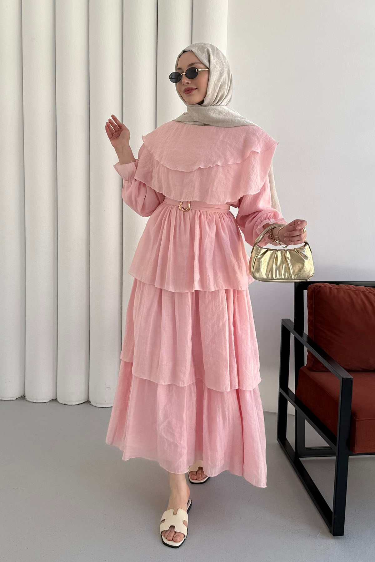 Omuz Pelerein Detay Kuşaklı Katkatlı Tesettür Elbise-PEMBE