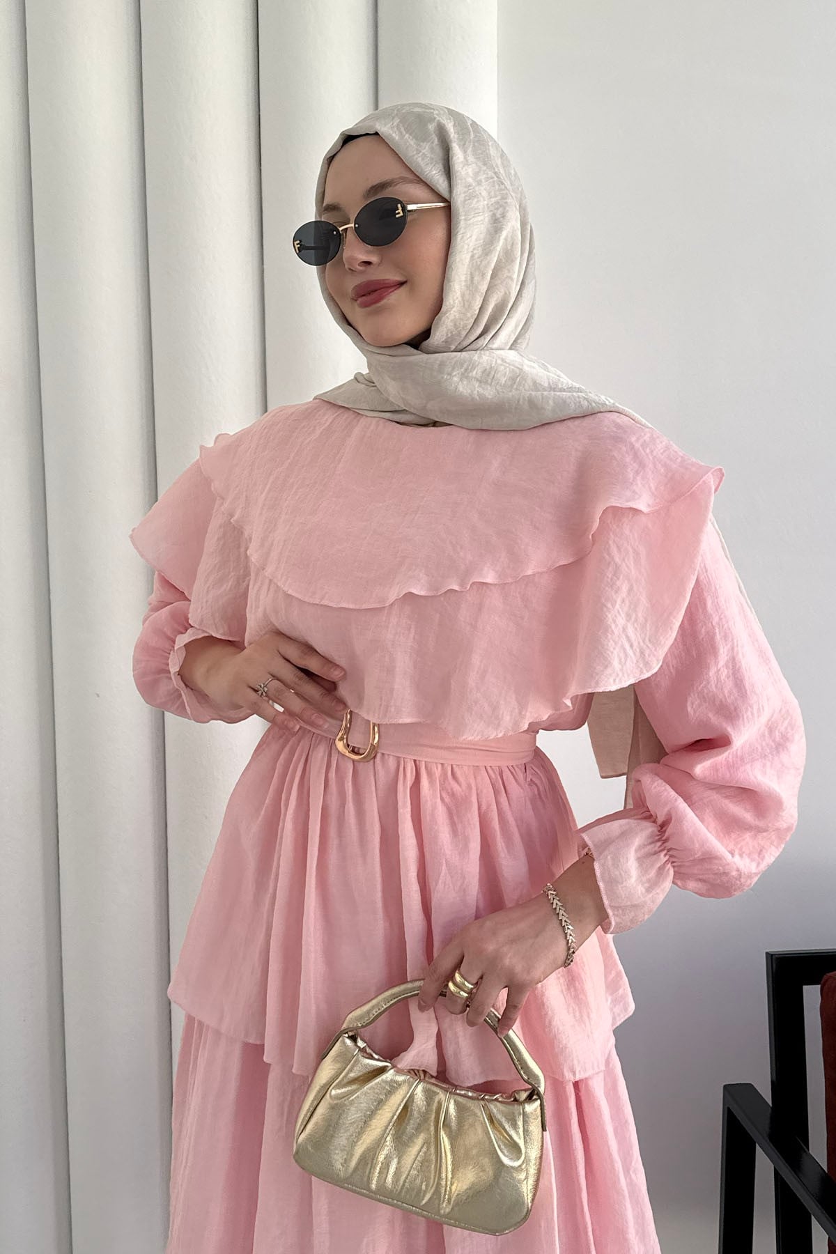 Omuz Pelerein Detay Kuşaklı Katkatlı Tesettür Elbise-PEMBE