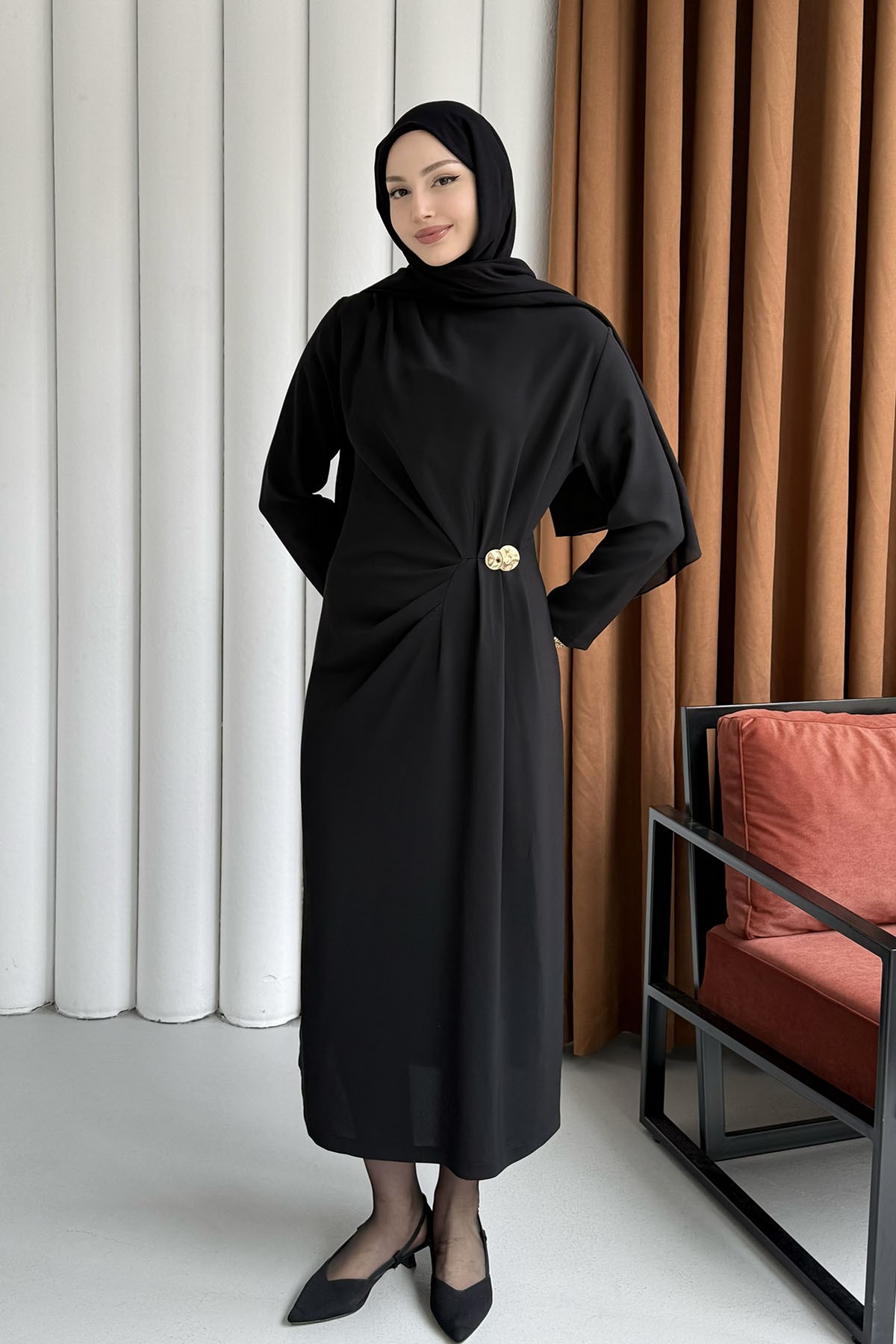 Omuz Ve Bel Pileli Toka Detaylı Tesettür Elbise-SİYAH