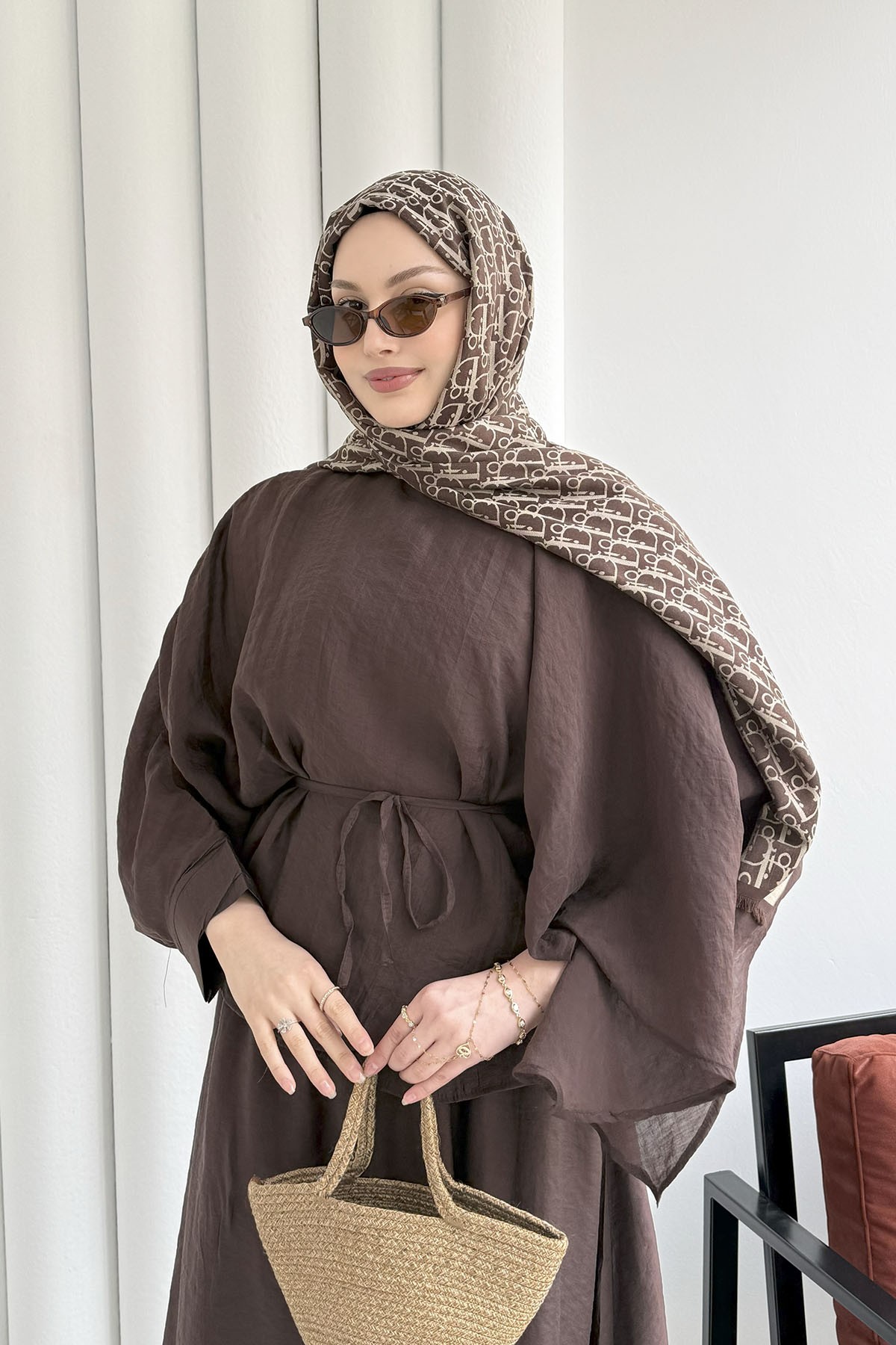 Omuzdan Şallı Biye Kemerli Etekli Tesettür Takım-KAHVERENGİ