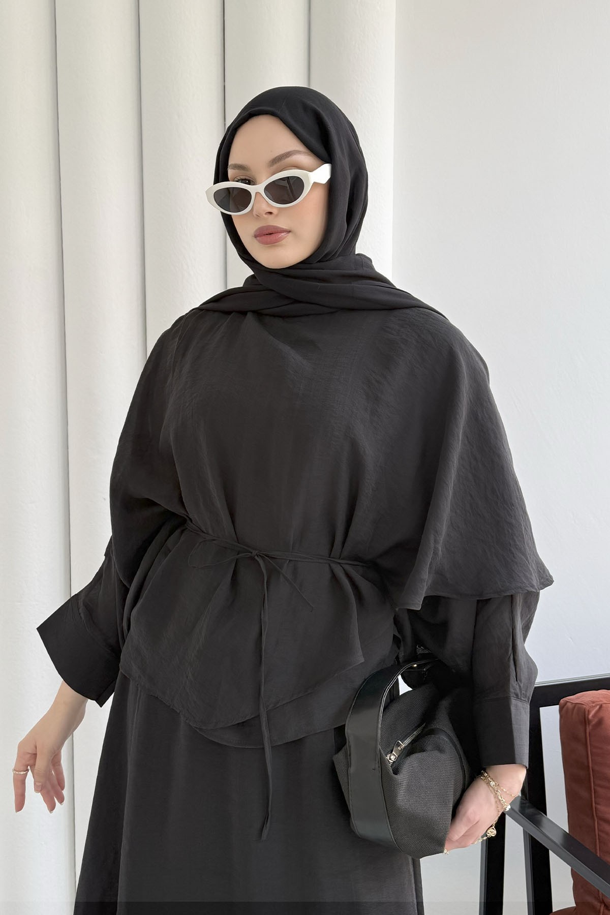 Omuzdan Şallı Biye Kemerli Etekli Tesettür Takım-SİYAH