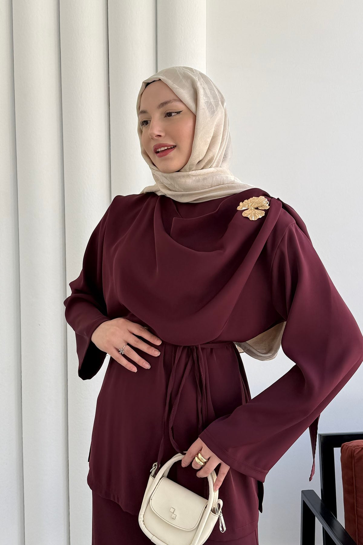 Omzu Şal Yaka Detaylı Broşlu Pantolon Tesettür Takım-BORDO